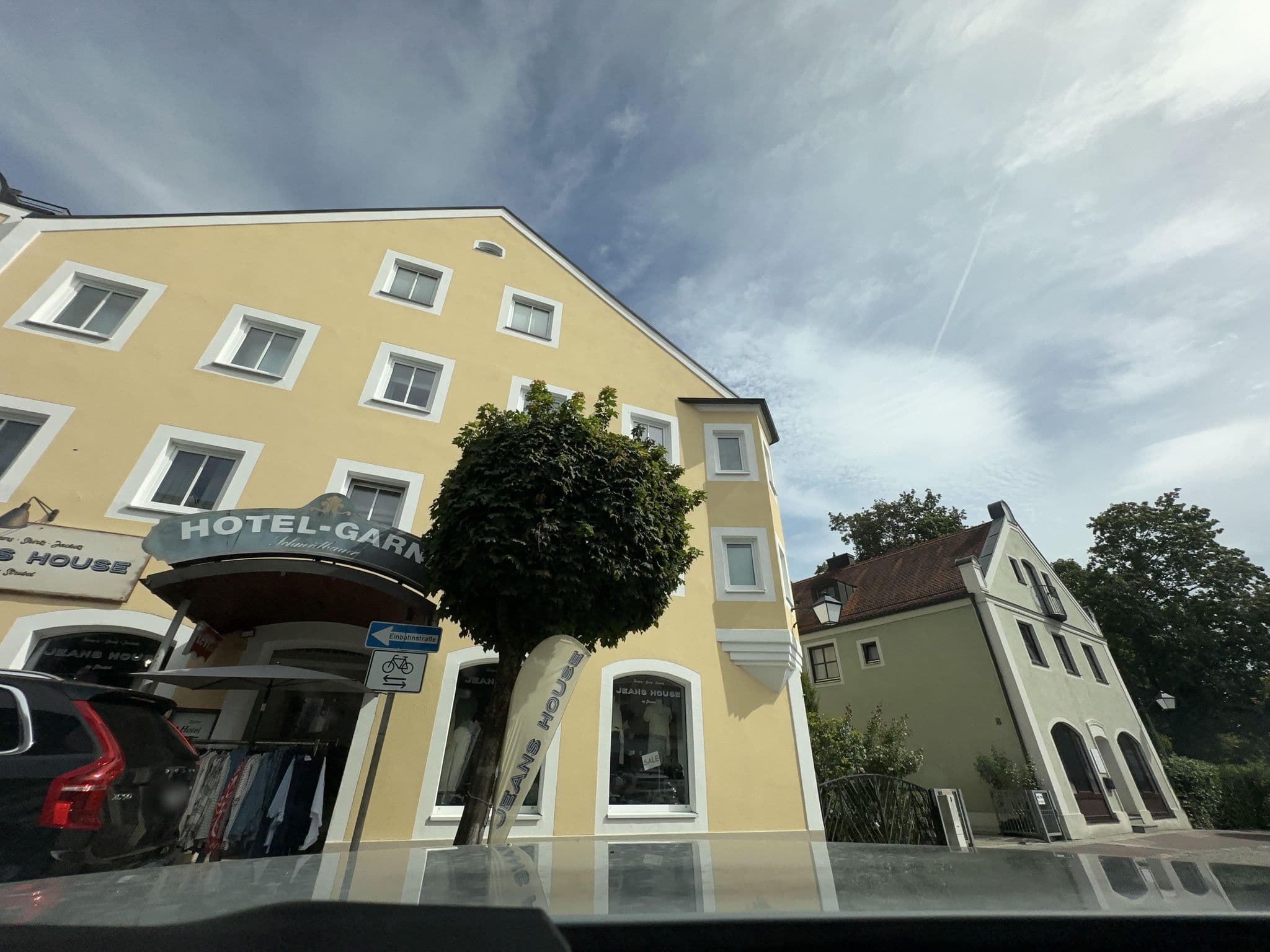 Street view near Hotel Garni Schmidbauer, Erding — © louis-e (CC BY-SA · Mapillary)