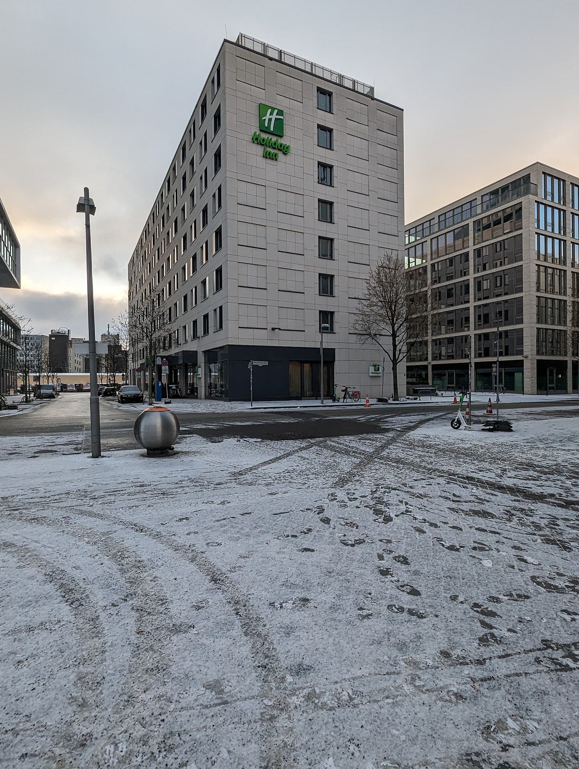 Holiday Inn Berlin - City East Side (via Wikimedia Commons, CC BY-SA 4.0)