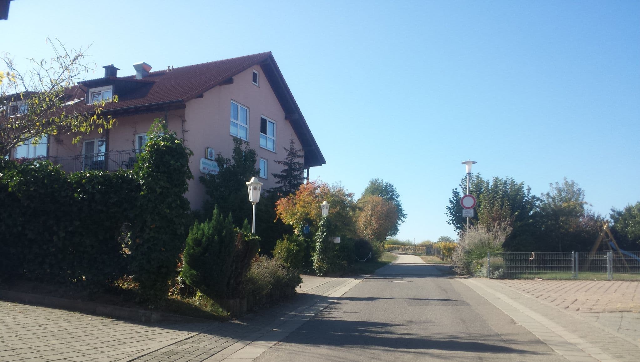 Street view near Kleine Kalmit, Ilbesheim — © wegavision (CC BY-SA · Mapillary)