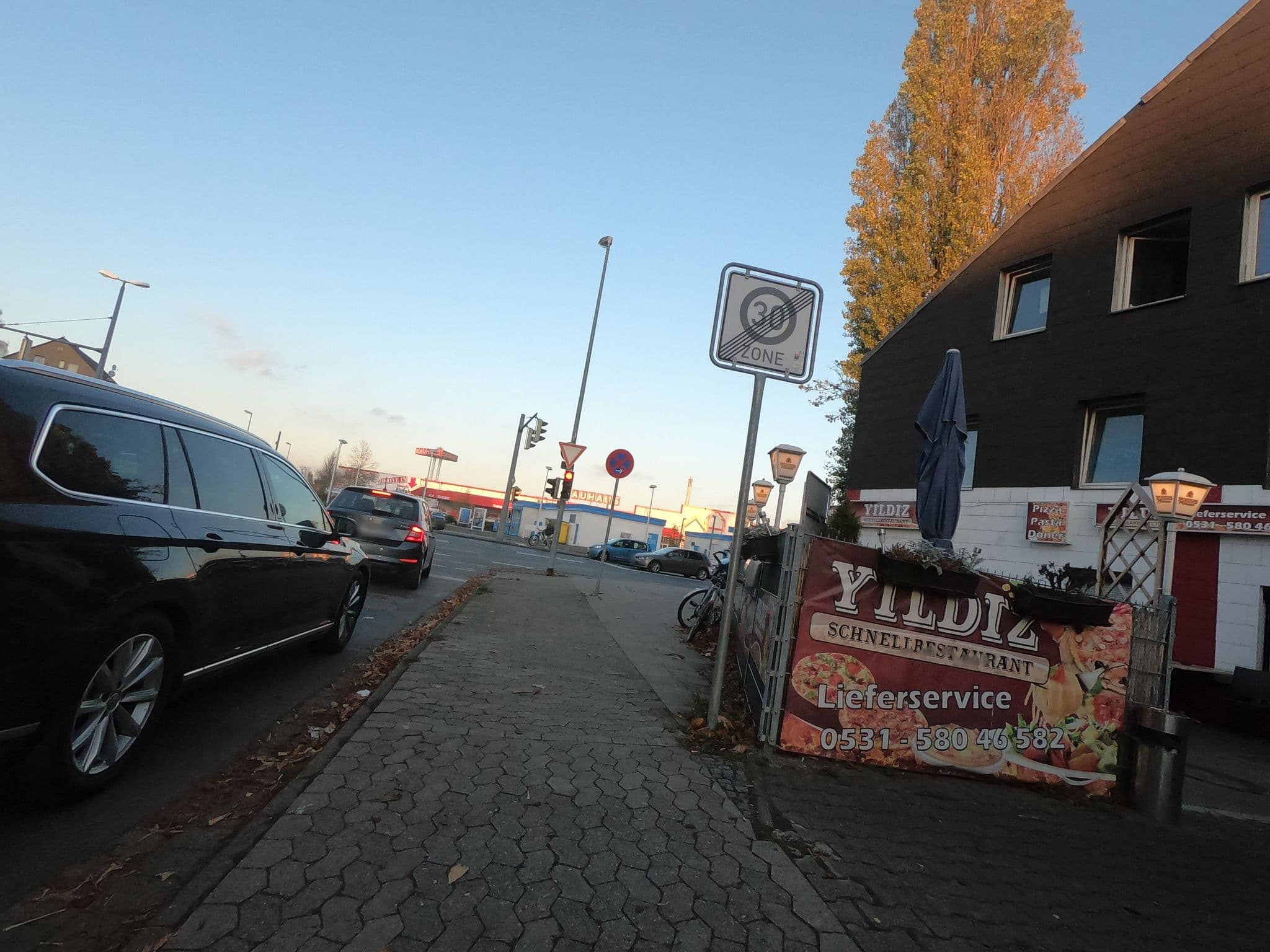 Street view near Hotel Heyer, Petritor - West — © u14183 (CC BY-SA · Mapillary)