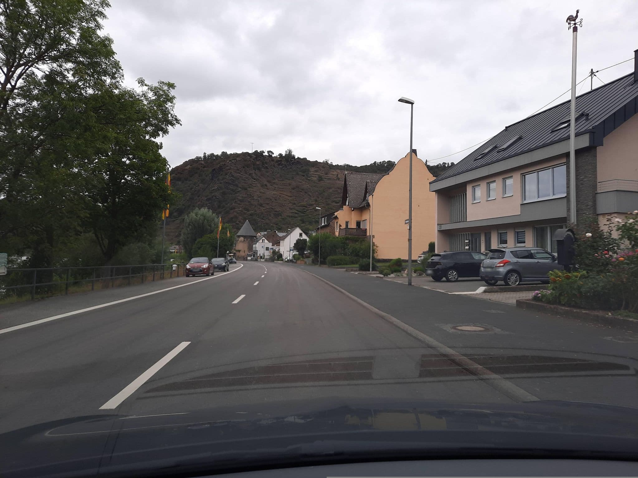 Street view near Alkener Villa, Oberfell — © Lowiekse (CC BY-SA · Mapillary)