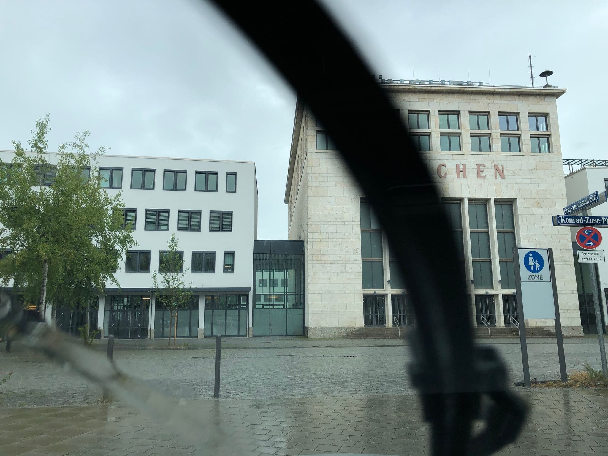 Street view near H4 Hotel München Messe, Feldkirchen — © chuck (CC BY-SA · Mapillary)