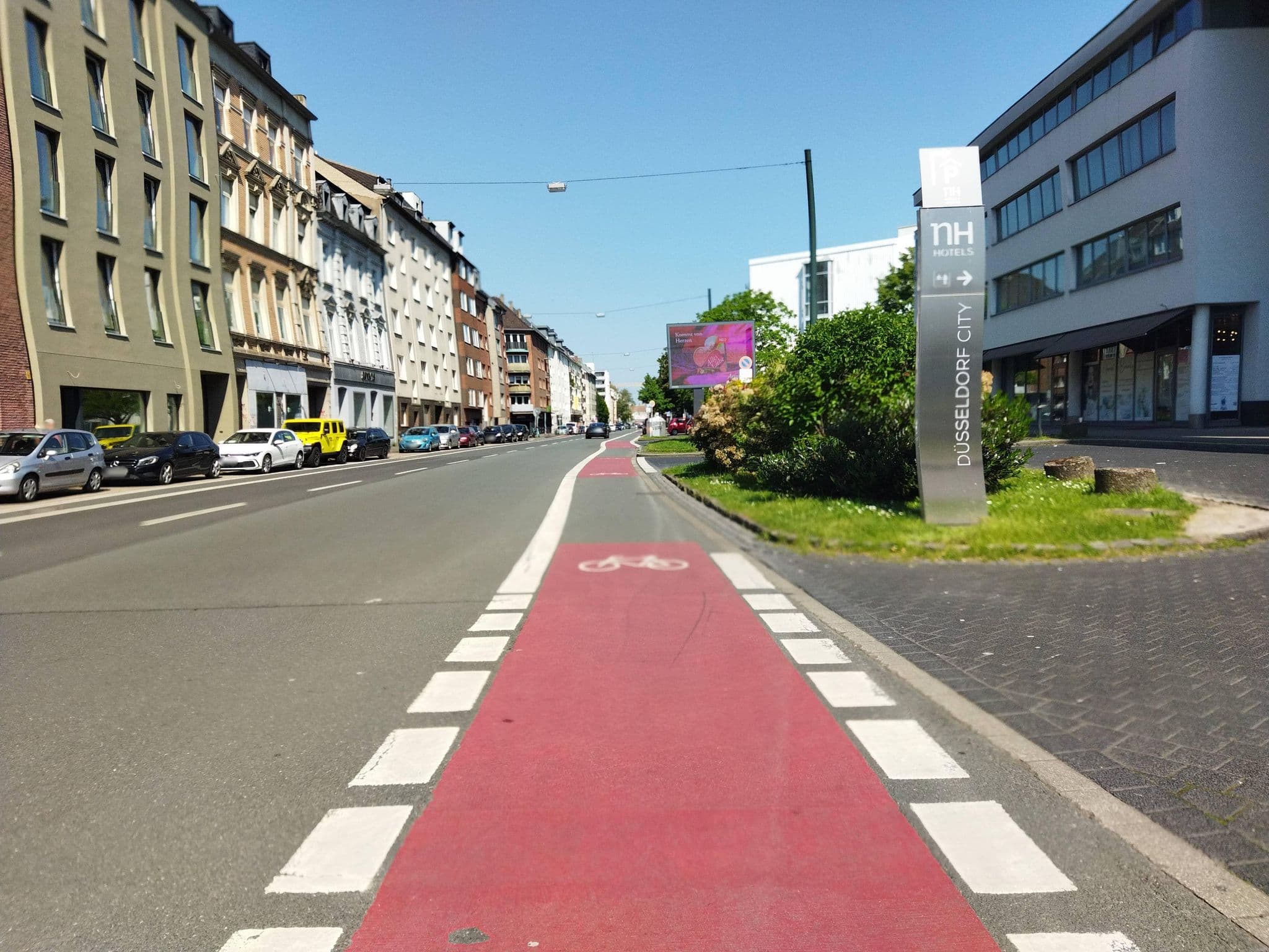 Street view near NH Düsseldorf City, Düsseldorf — © changchun1 (CC BY-SA · Mapillary)