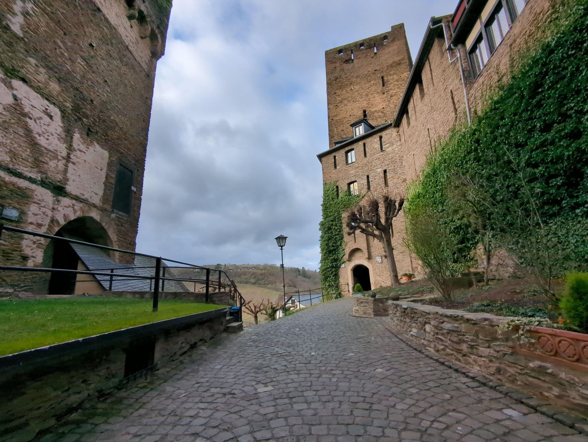 Street view near Burghotel Schönburg, Oberwesel — © ente (CC BY-SA · Mapillary)