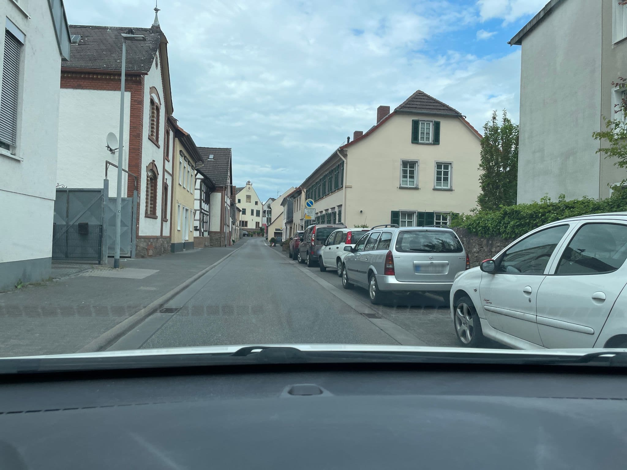 Street view near Wein- und Sekthaus F.B. Schönleber, Geisenheim — © user4245 (CC BY-SA · Mapillary)