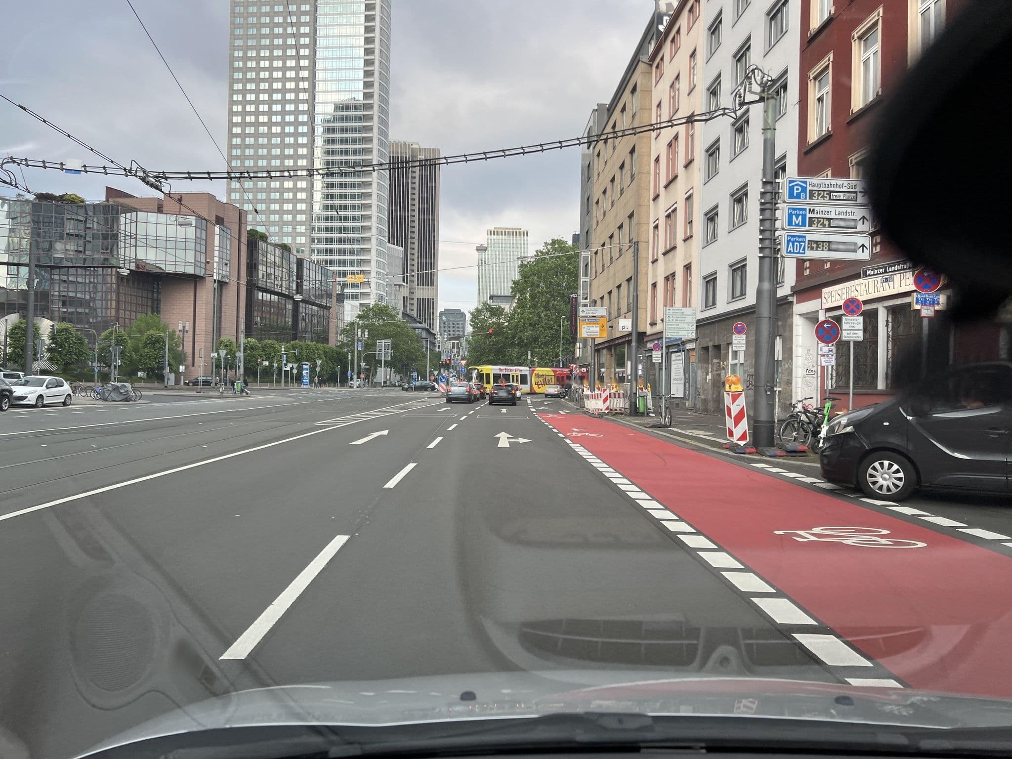 Street view near B&B Hotel Frankfurt Hbf, Frankfurt am Main — © robffm (CC BY-SA · Mapillary)