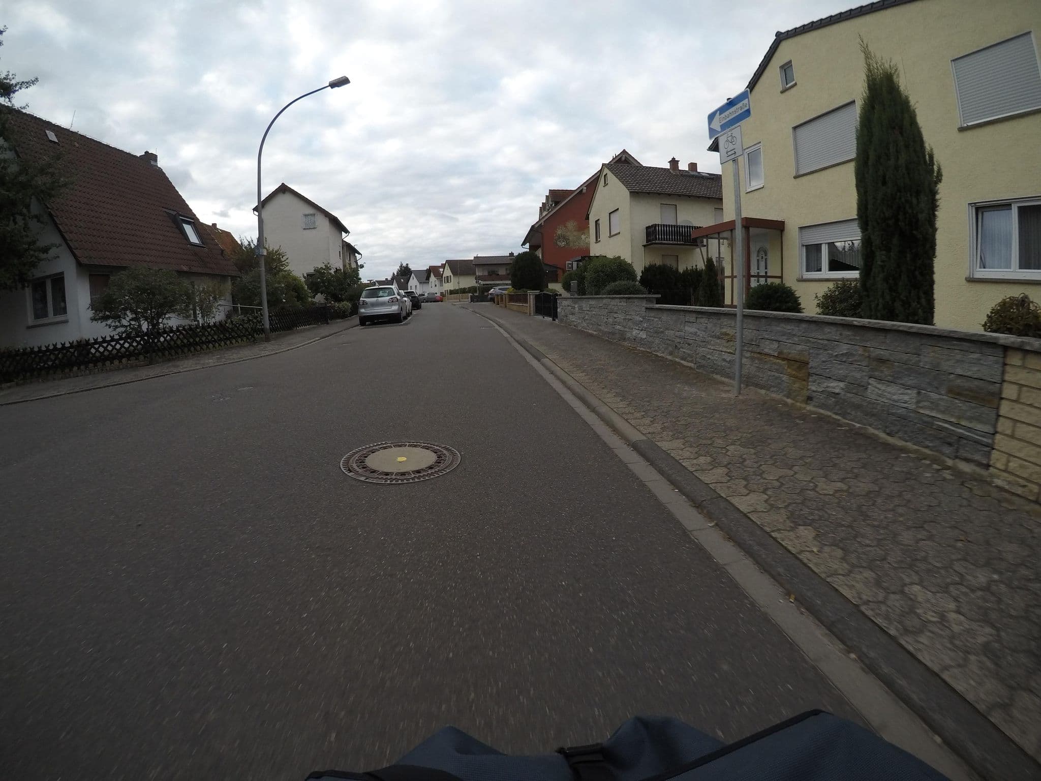Street view near Hotel Weinhaus Wiedemann, Ginsheim-Gustavsburg — © mfa (CC BY-SA · Mapillary)