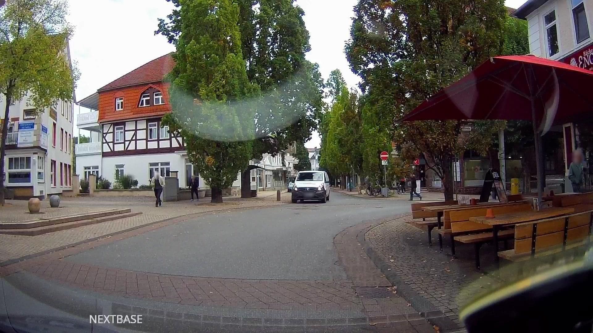 Street view near Pension Blume, Bad Pyrmont — © derlipper (CC BY-SA · Mapillary)