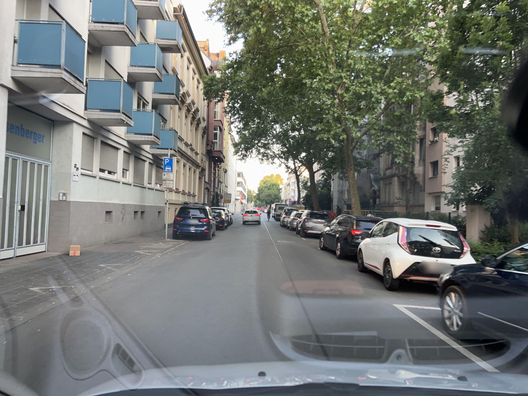 Street view near Hotel Ravel, Offenbach — © robffm (CC BY-SA · Mapillary)