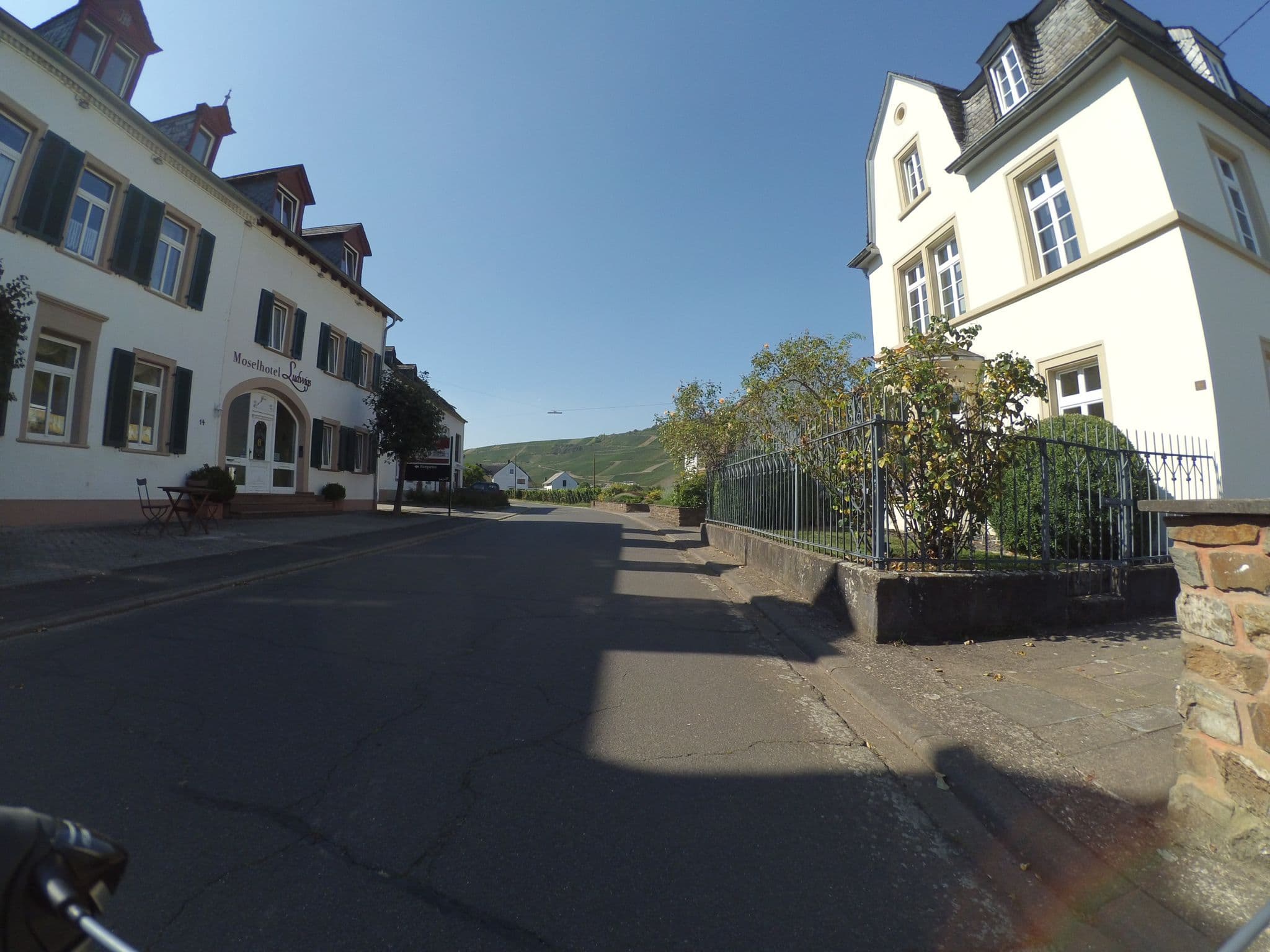 Street view near Moselhotel Ludwigs, Klüsserath — © peewee32 (CC BY-SA · Mapillary)
