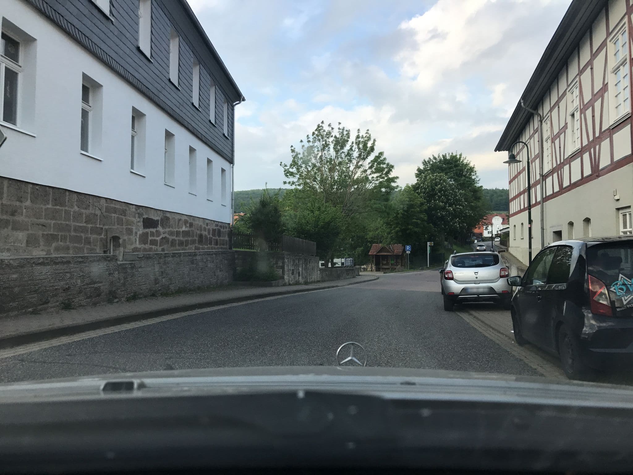 Street view near Wollröder Krug - Das Schnitzelhaus, Guxhagen — © saschahaberkorn (CC BY-SA · Mapillary)