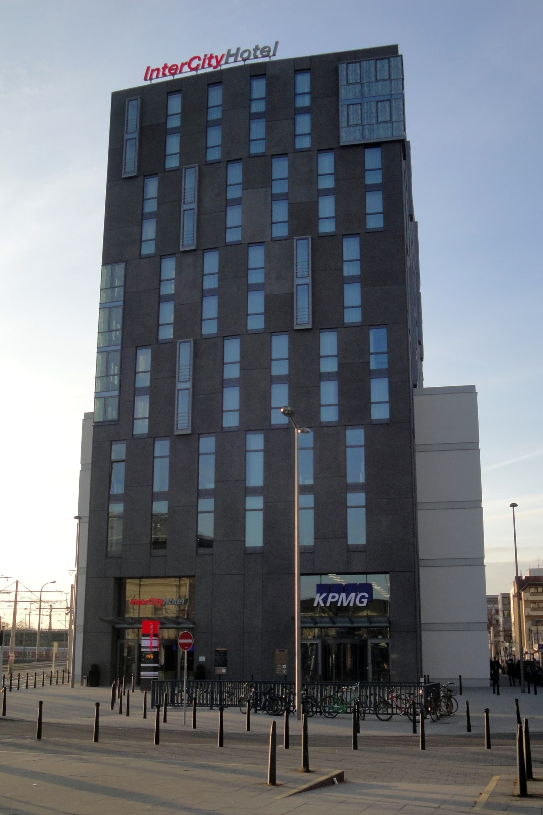 IntercityHotel Mannheim (via Wikimedia Commons, CC BY-SA 4.0)