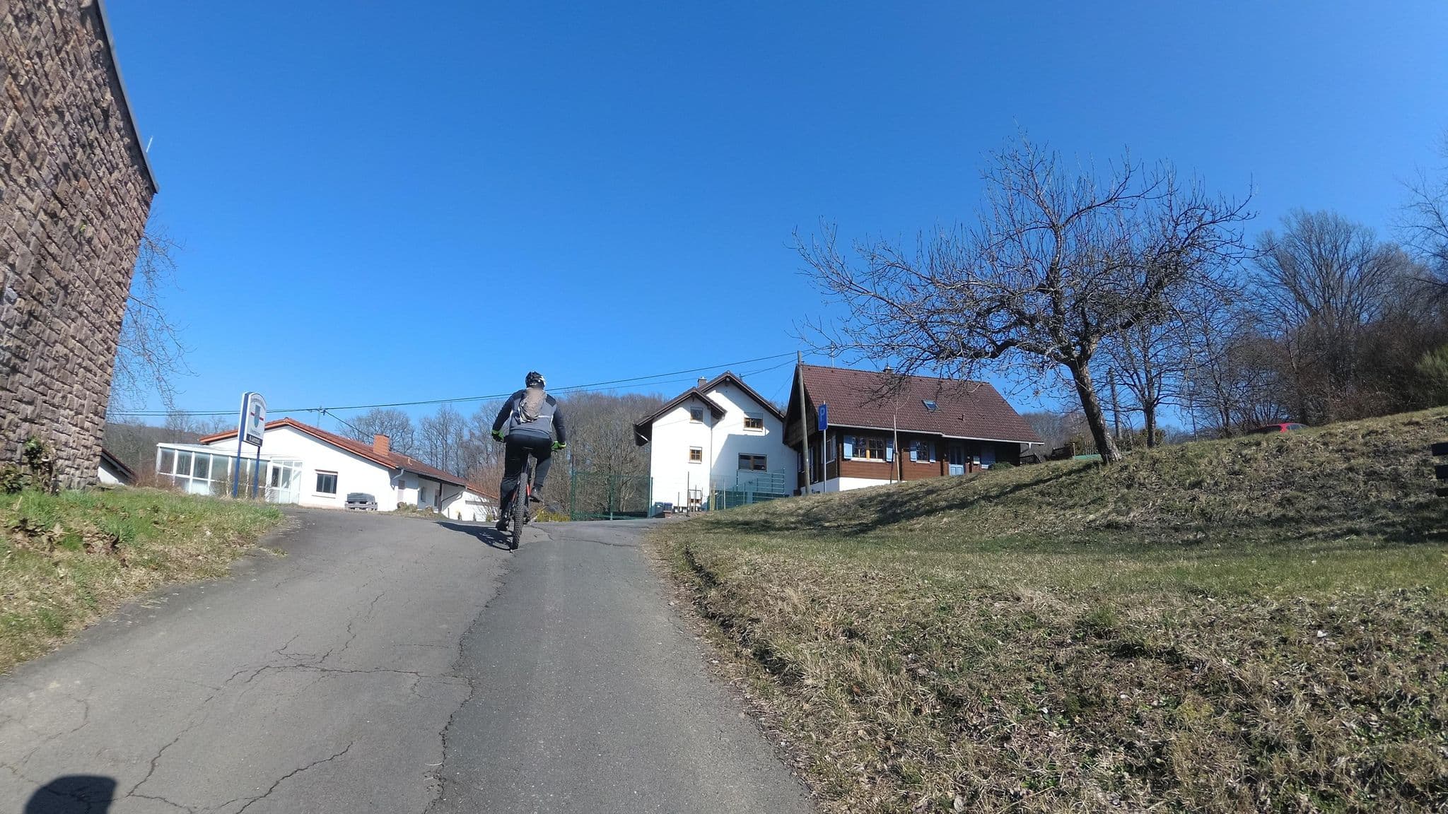 Street view near Osterbrücken am Dorfgemeinschaftshaus, Herschweiler-Pettersheim — © teddy73 (CC BY-SA · Mapillary)