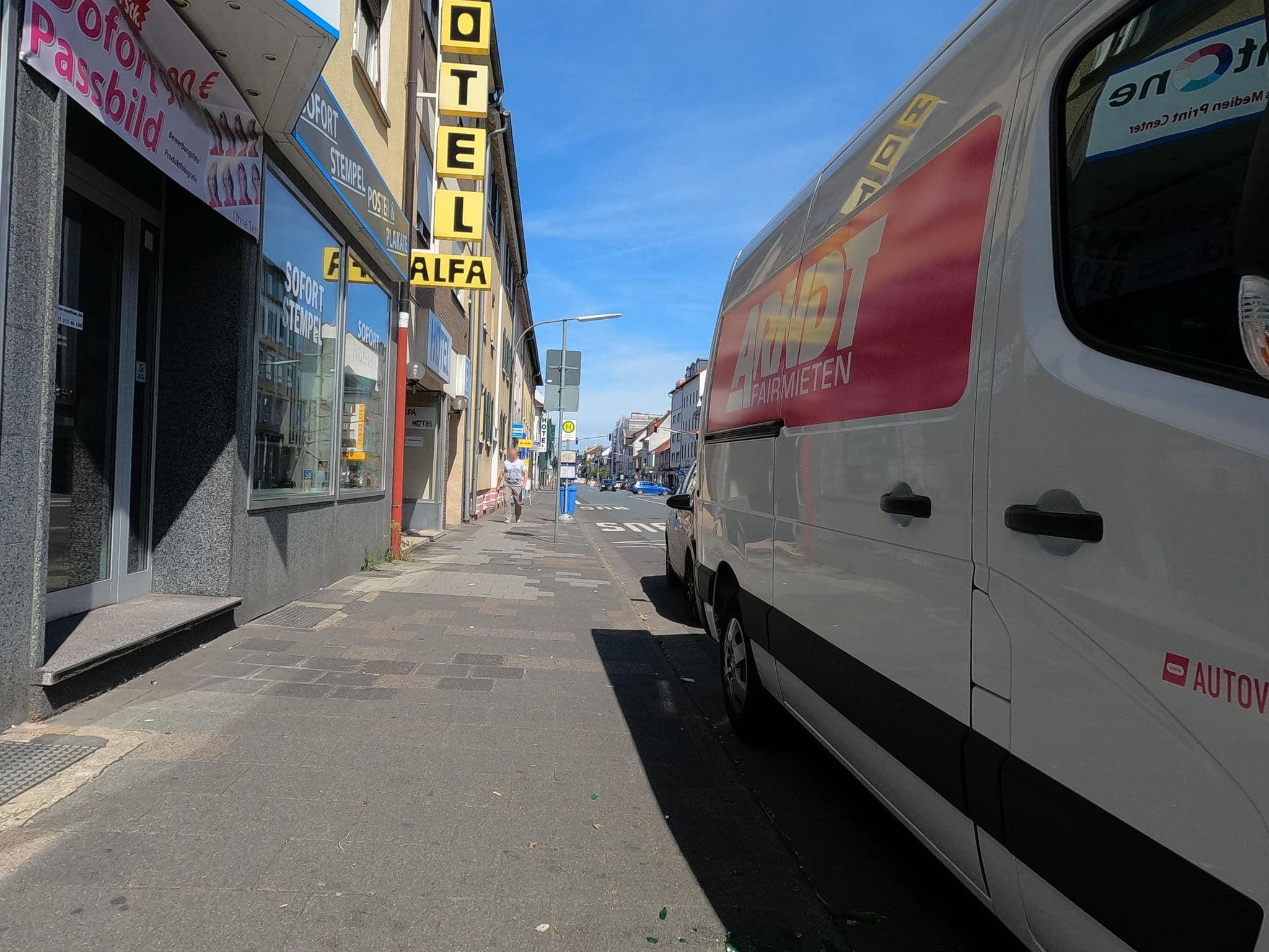 Street view near Hotel ALFA, Neu-Isenburg — © chuck (CC BY-SA · Mapillary)