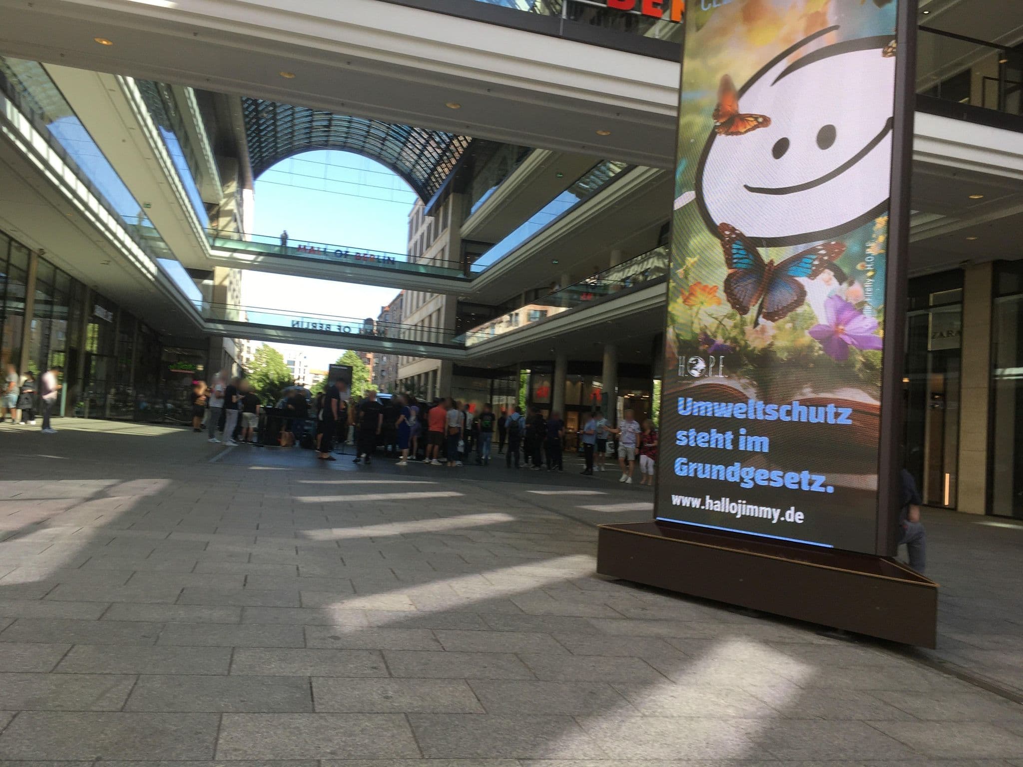 Street view near Motel One Potsdamer Platz, Tiergarten — © carlheinz (CC BY-SA · Mapillary)