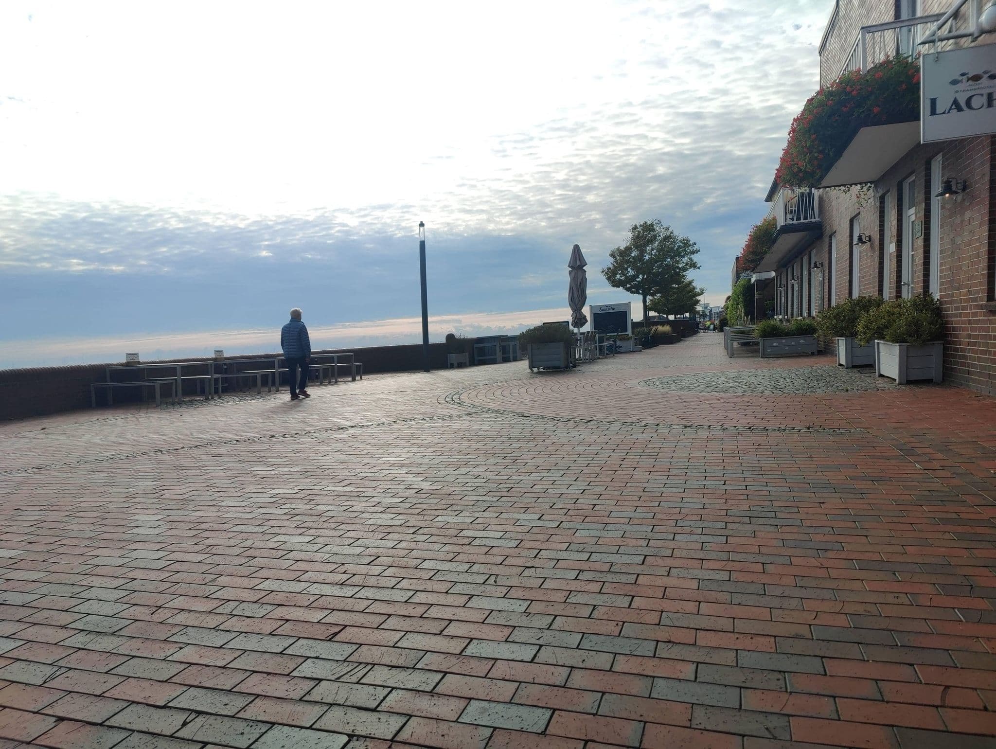 Street view near Hotel Lachs, Wilhelmshaven — © zox (CC BY-SA · Mapillary)
