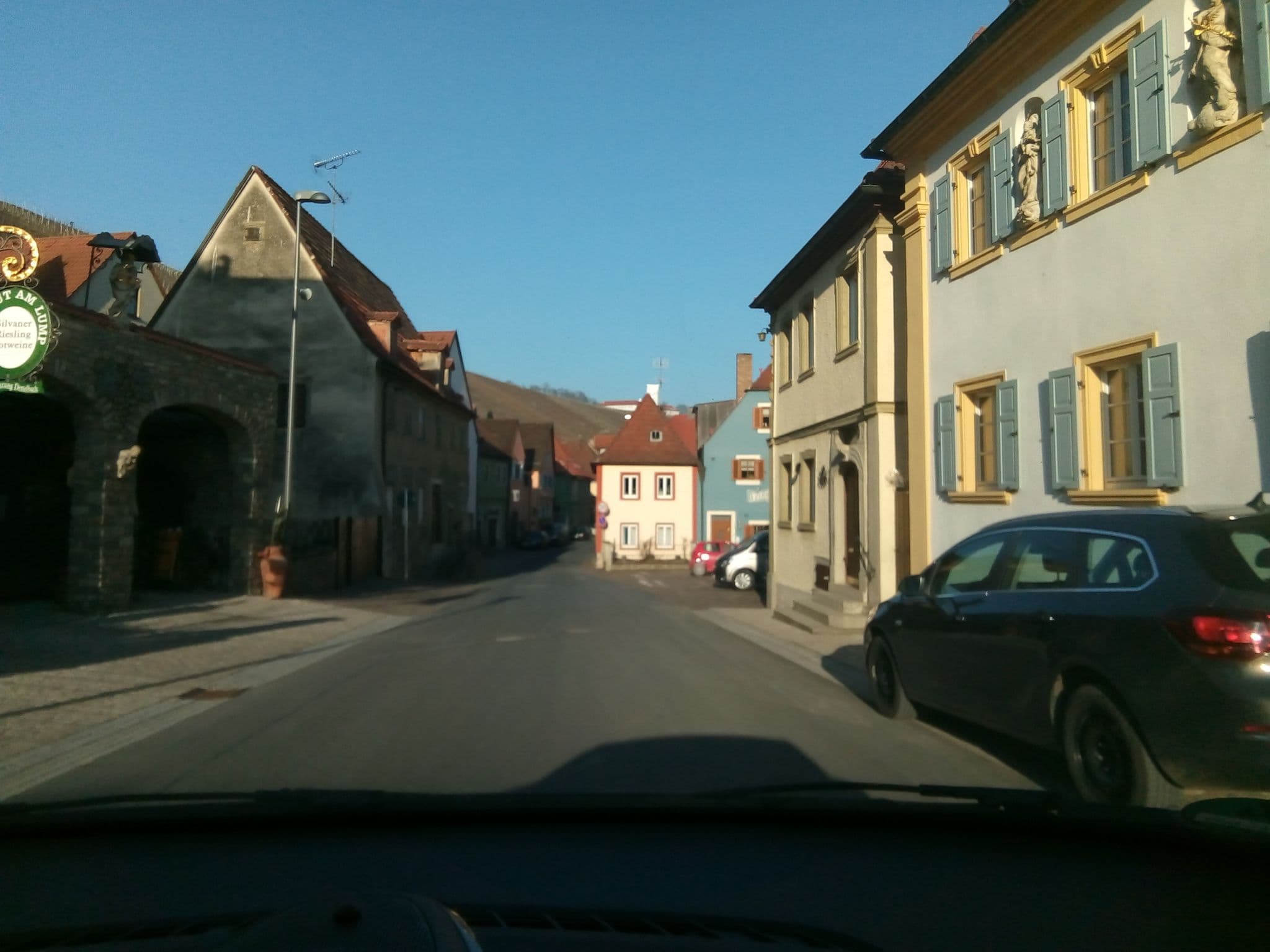 Street view near Weingut und Gästezimmer Voll, Prosselsheim — © huste (CC BY-SA · Mapillary)