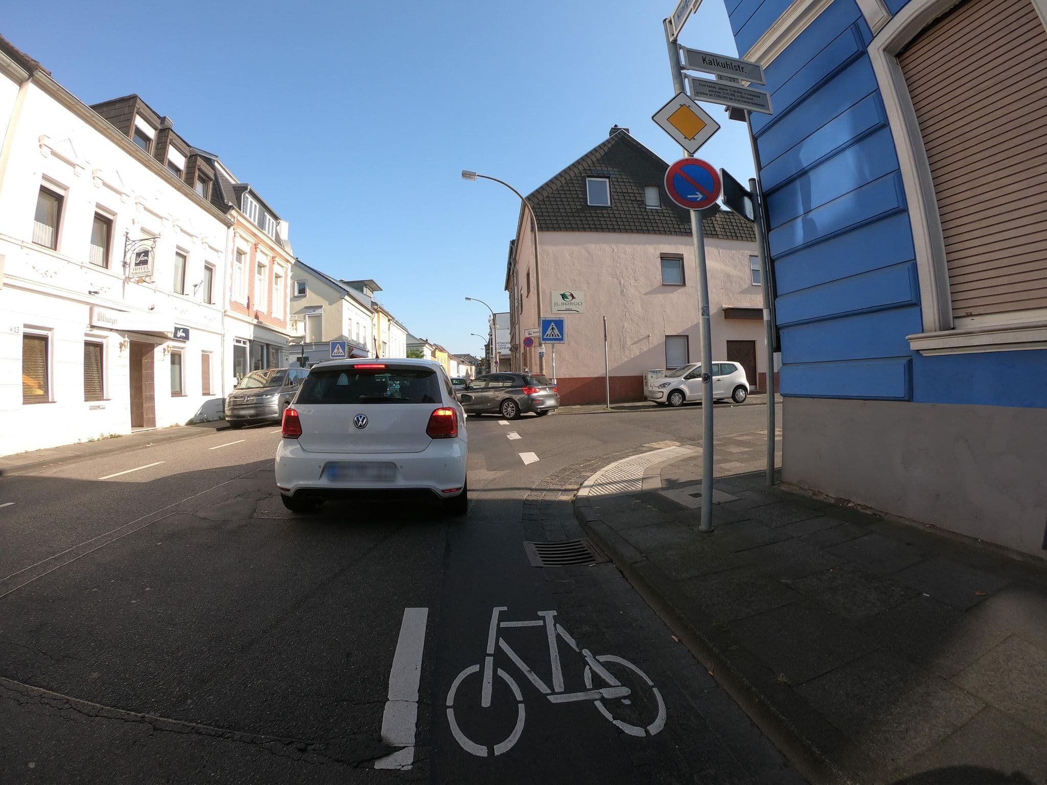 Street view near Pension Oberkasseler Hof, Oberkassel — © bernd1960 (CC BY-SA · Mapillary)