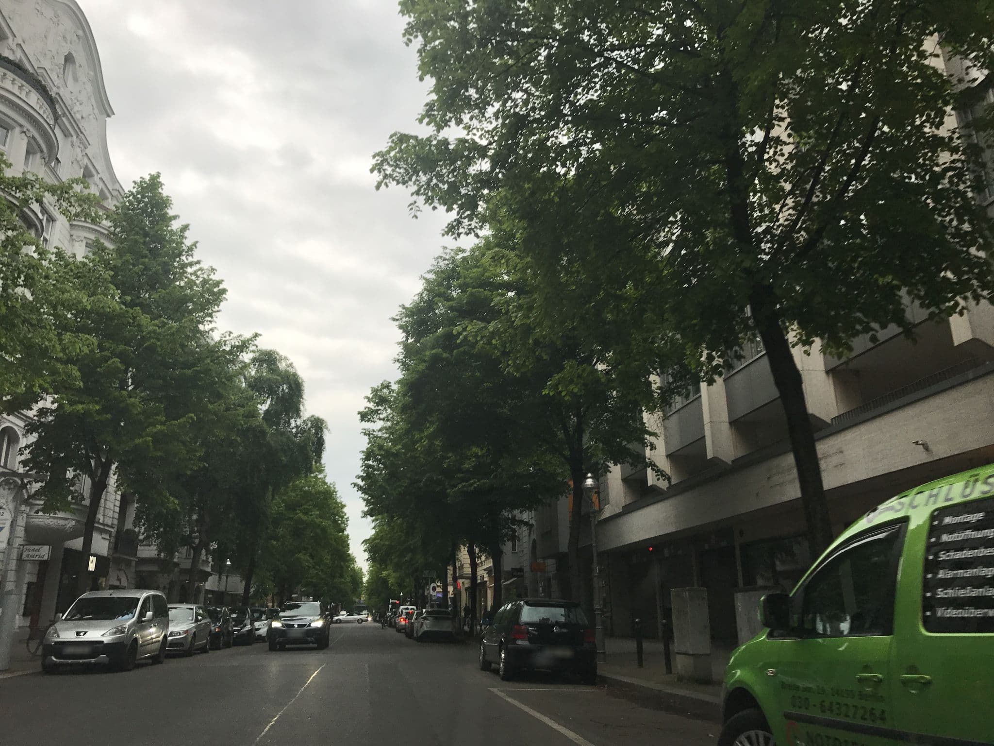 Street view near Hotel Astrid am Kurfürstendamm, Schöneberg — © tb4711 (CC BY-SA · Mapillary)