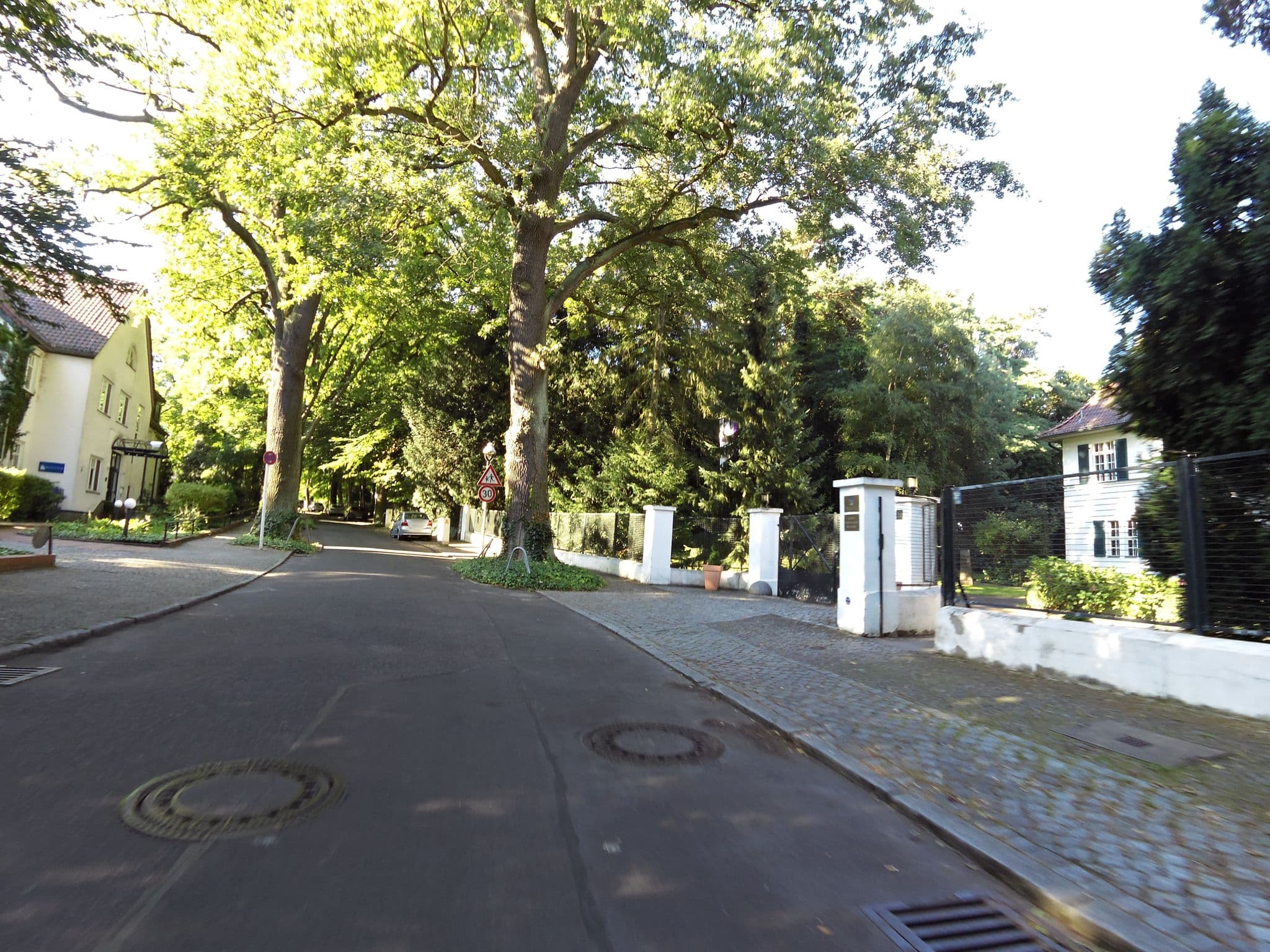 Street view near Tagungshotel Schwanenwerder, Kladow — © moenk (CC BY-SA · Mapillary)