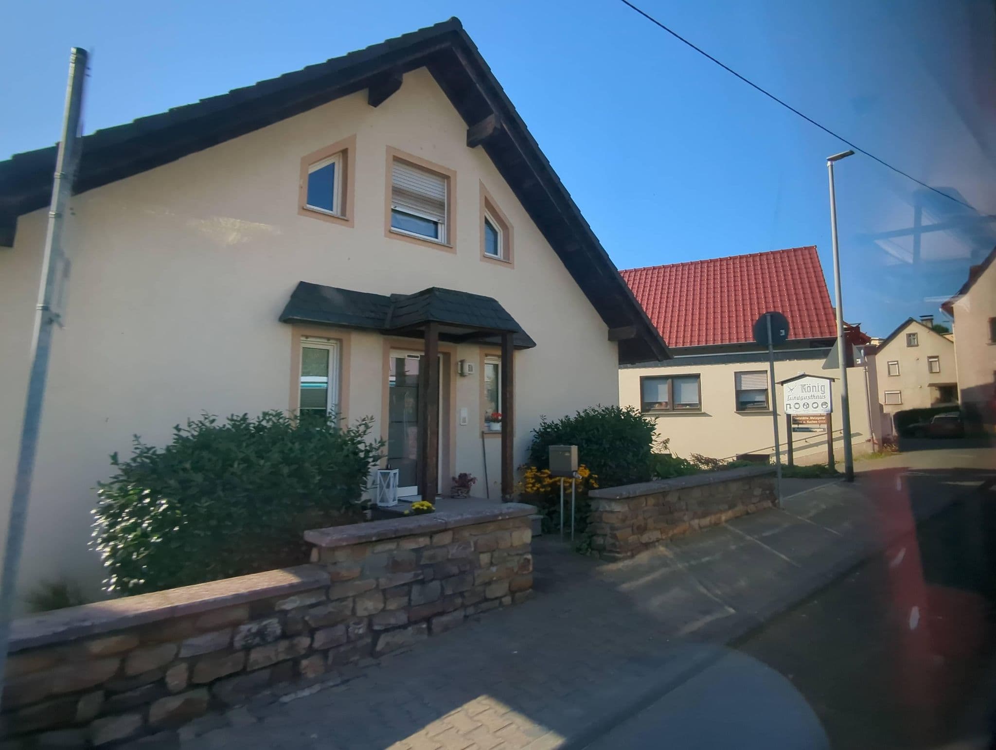 Street view near Landgasthaus König, Geisenheim — © miguel_andrade (CC BY-SA · Mapillary)