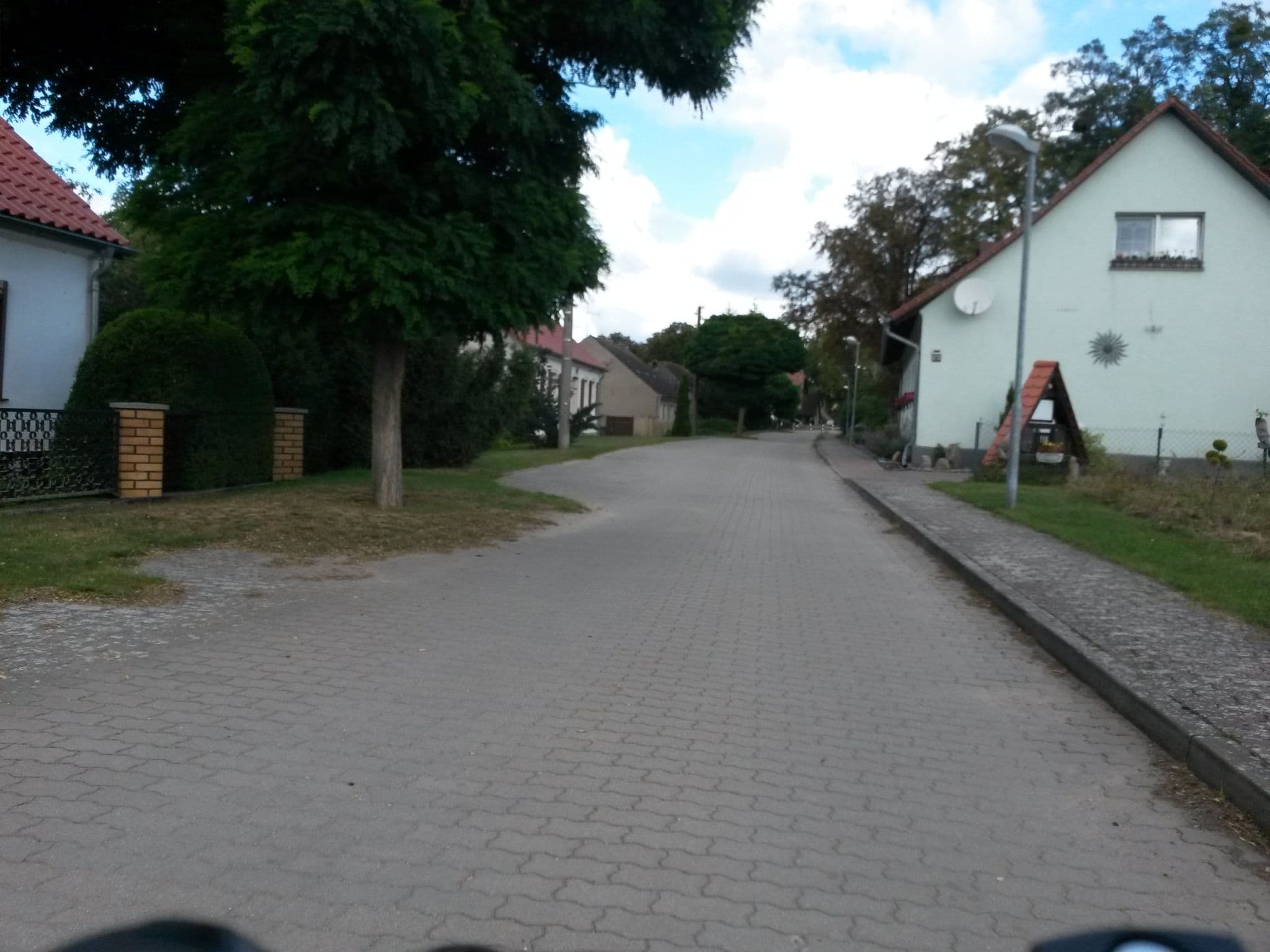 Street view near Helianthus Apartments, Milmersdorf — © rausk (CC BY-SA · Mapillary)
