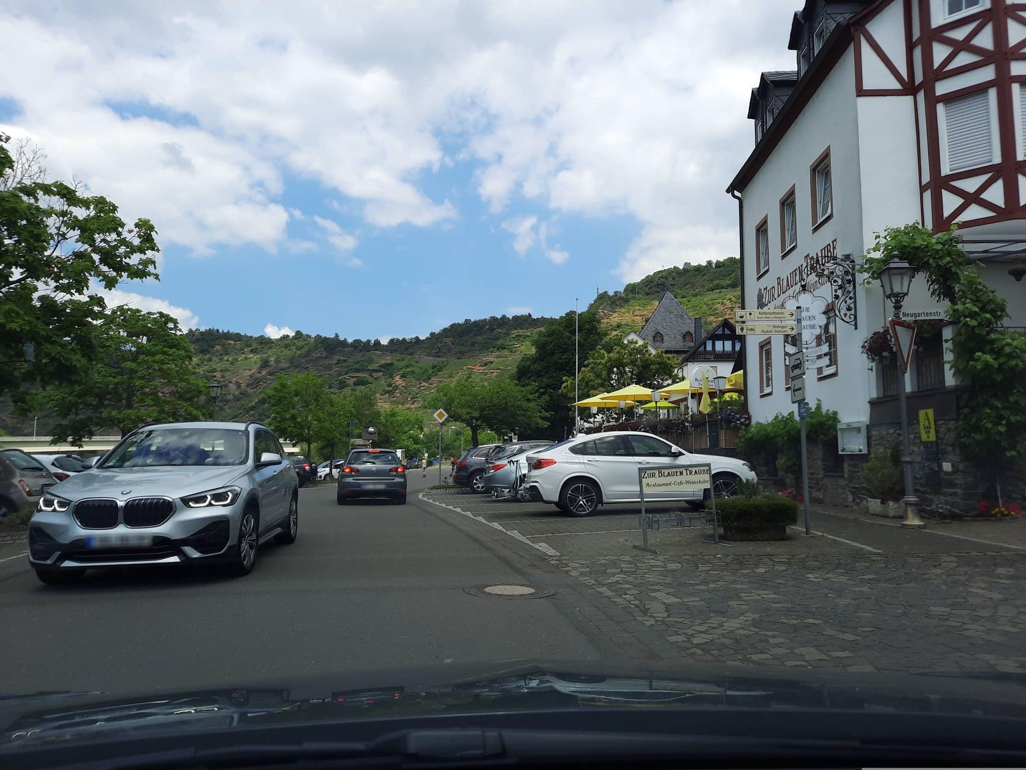 Street view near "Zur Blauen Traube", Ediger-Eller — © Lowiekse (CC BY-SA · Mapillary)