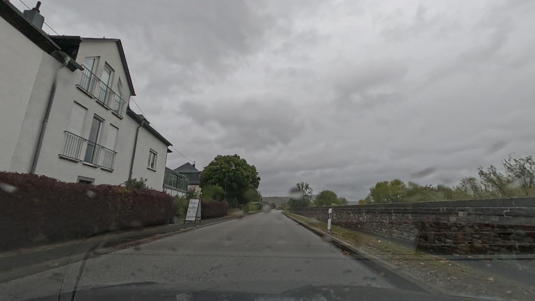 Street view near Kastanienhof Weingut Esseln, Osann-Monzel — © Lowiekse (CC BY-SA · Mapillary)