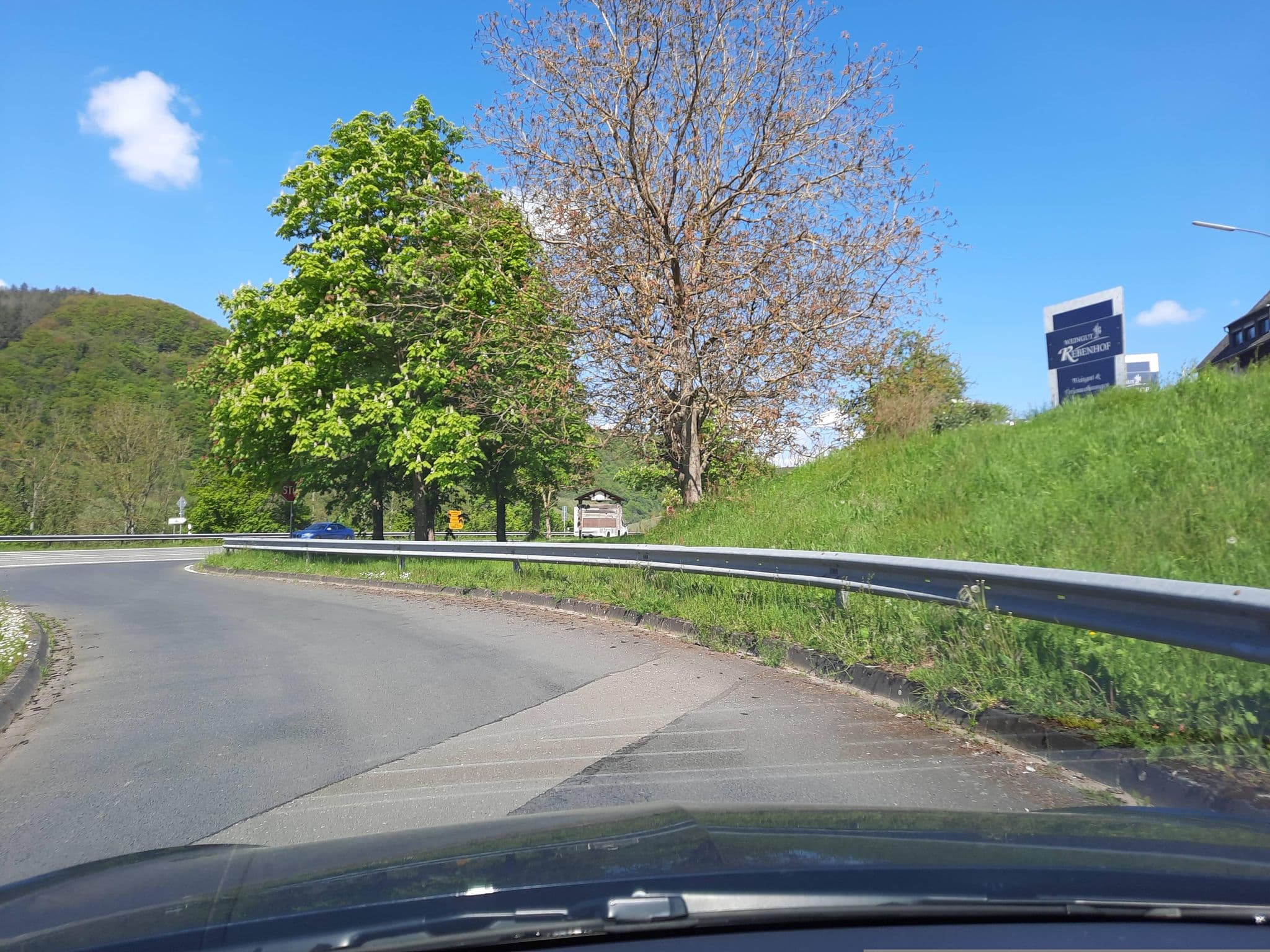 Street view near Ferienweingut Rebenhof, Enkirch — © Lowiekse (CC BY-SA · Mapillary)