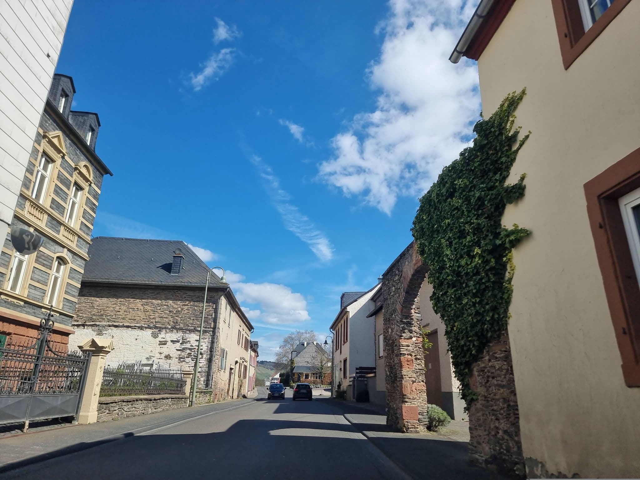 Street view near Weingut Kurt & Heide Kranz, Brauneberg — © ma_rt_in (CC BY-SA · Mapillary)