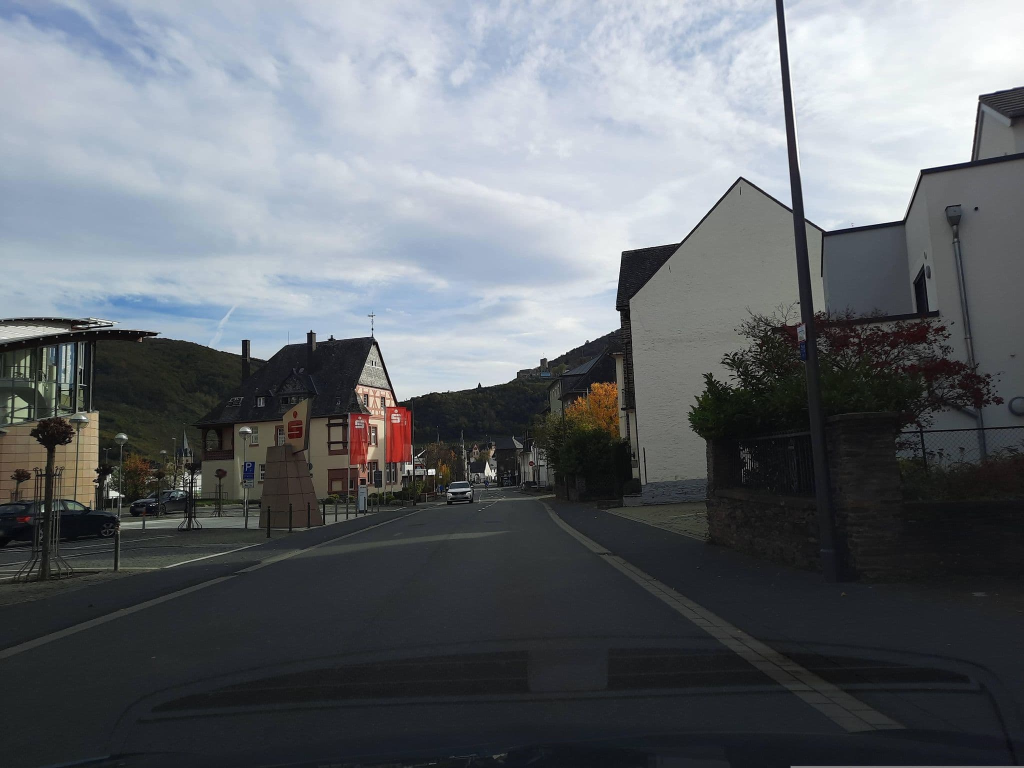Street view near Weingut R. Hettgen, Bernkastel-Kues — © Lowiekse (CC BY-SA · Mapillary)
