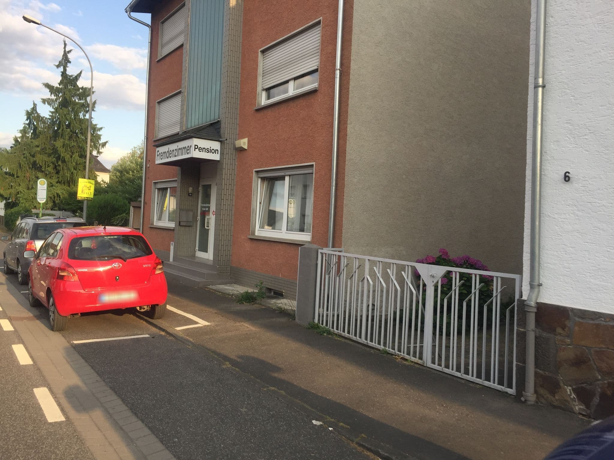 Street view near Fremdenzimmer Kröck, Heuchelheim — © troher15 (CC BY-SA · Mapillary)