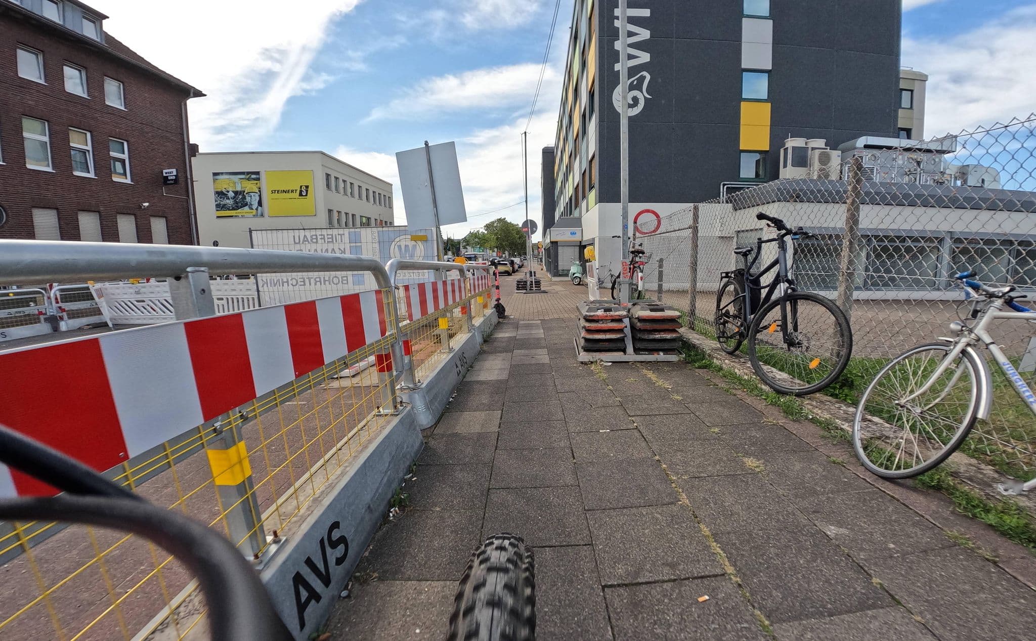 Street view near West End Hotel, Ossendorf — © countzero5 (CC BY-SA · Mapillary)