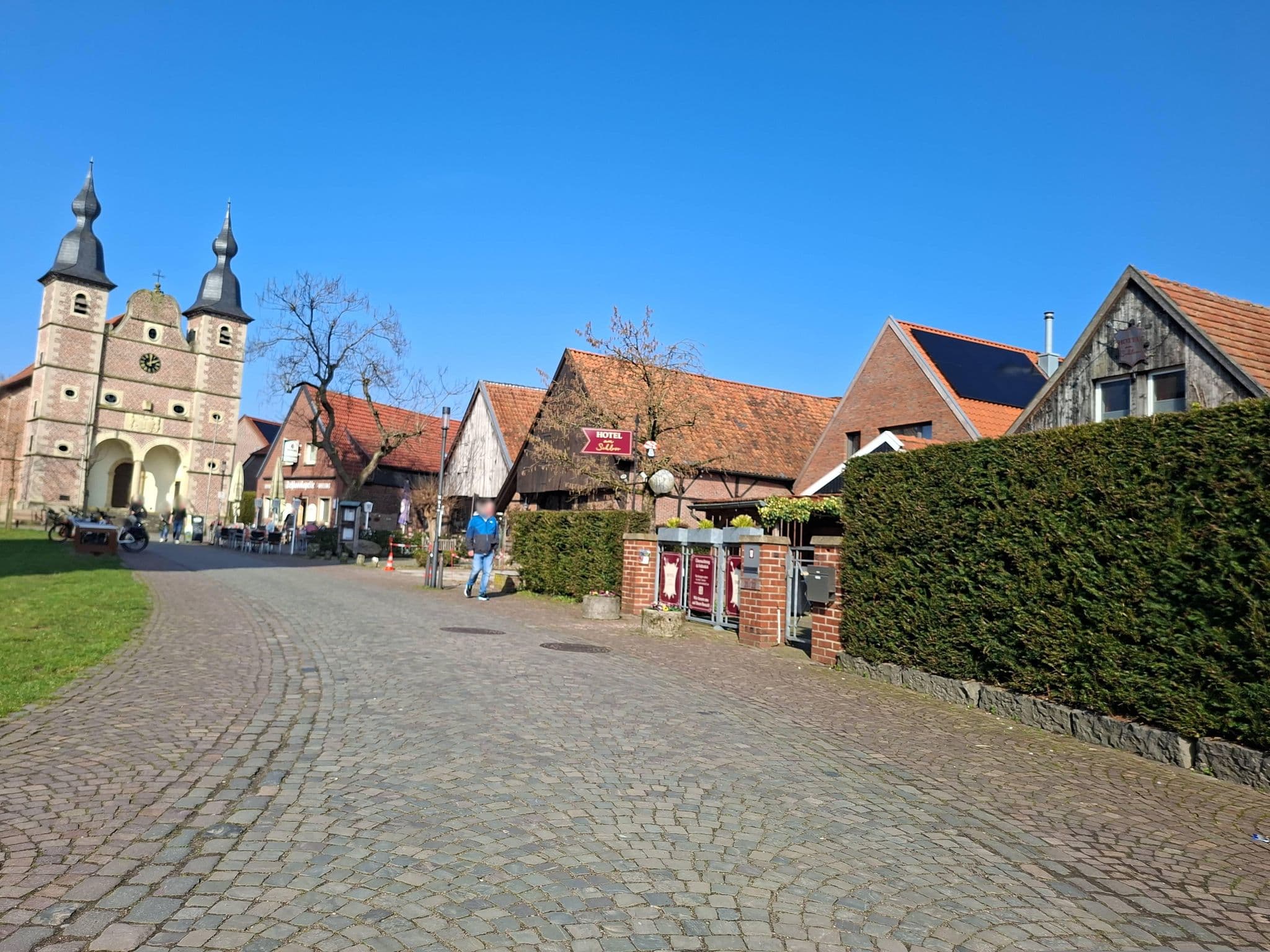Street view near Hotel am Schloss Raesfeld, Raesfeld — © huna (CC BY-SA · Mapillary)