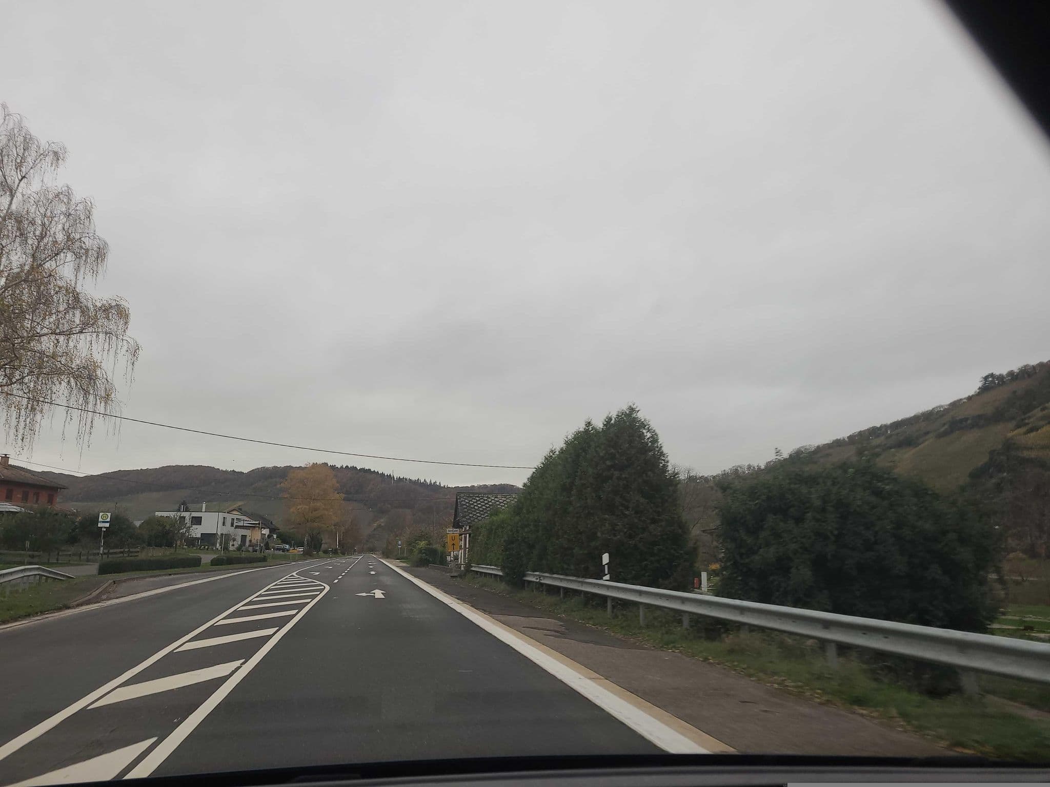 Street view near Wein- und Gästehaus Uwe Schwaab, Kinderbeuern — © sergcatalan (CC BY-SA · Mapillary)