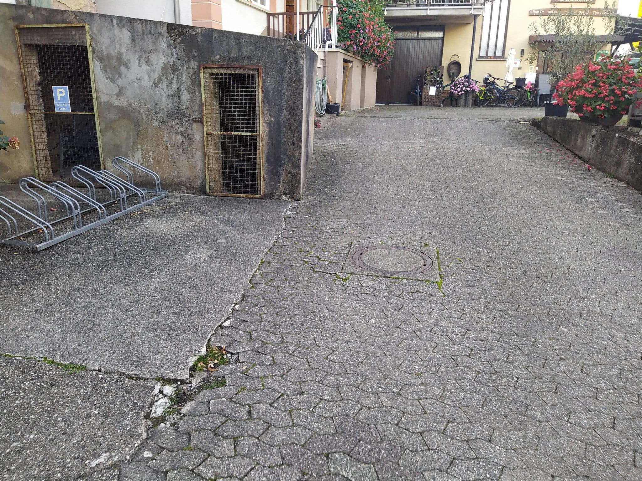 Street view near Weingut-Gästehaus Kaufmann-Schneider, Kinderbeuern — © root2 (CC BY-SA · Mapillary)