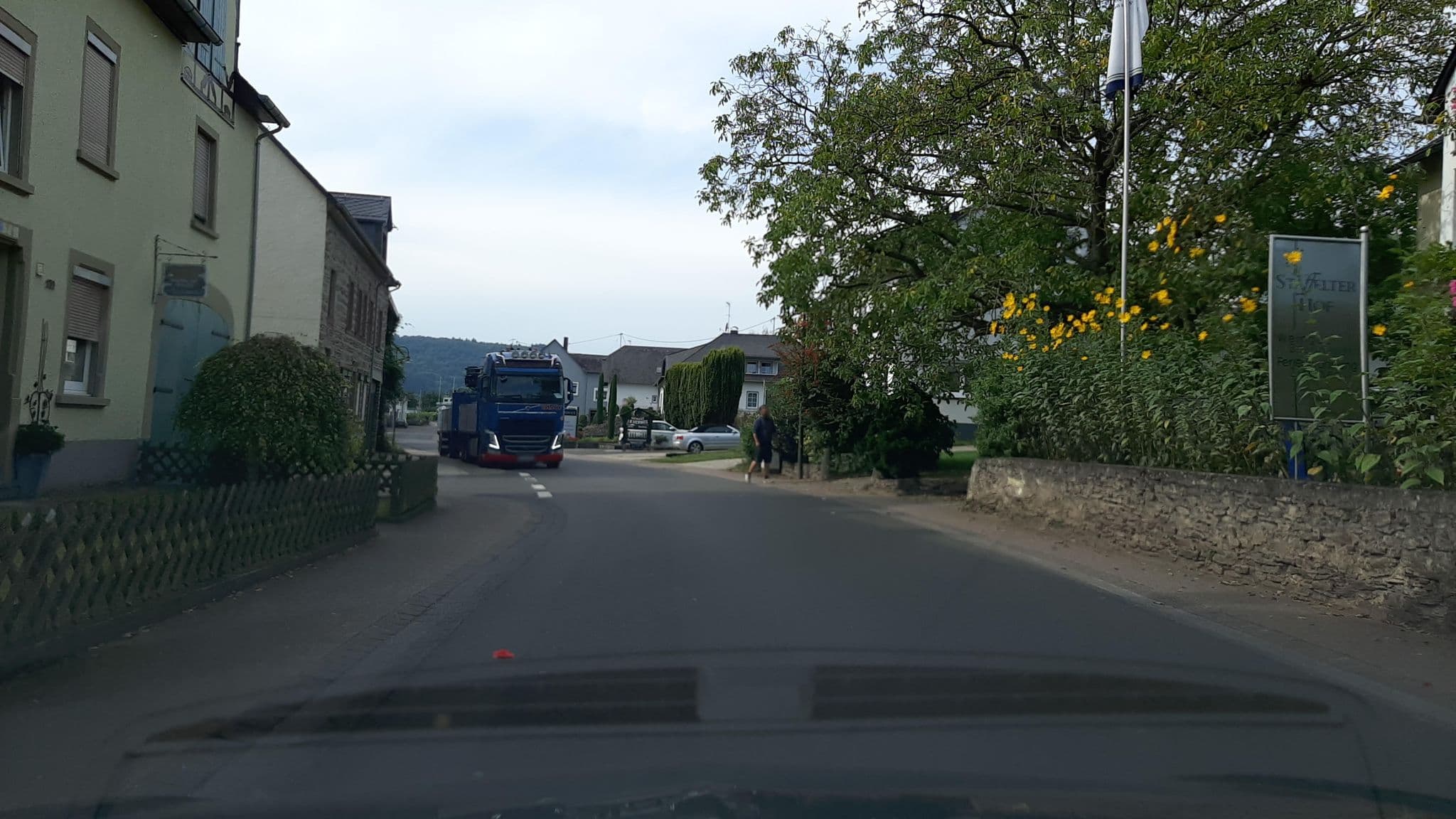 Street view near Ferienweingut Rolf & Ute Fanselow, Kröv — © Lowiekse (CC BY-SA · Mapillary)