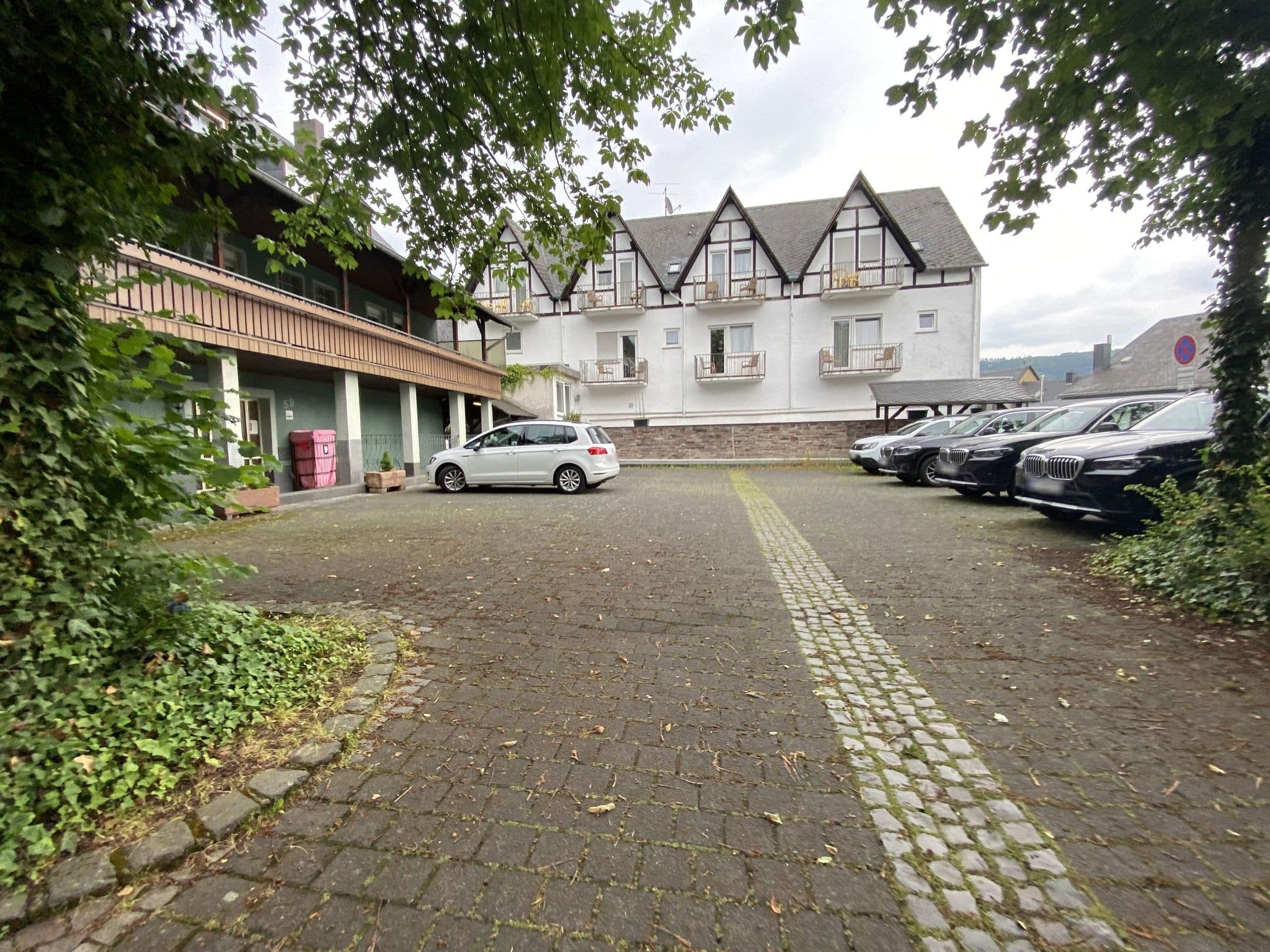 Street view near Gutsweinschänke Müllers, Kröv — © deleted_user (CC BY-SA · Mapillary)