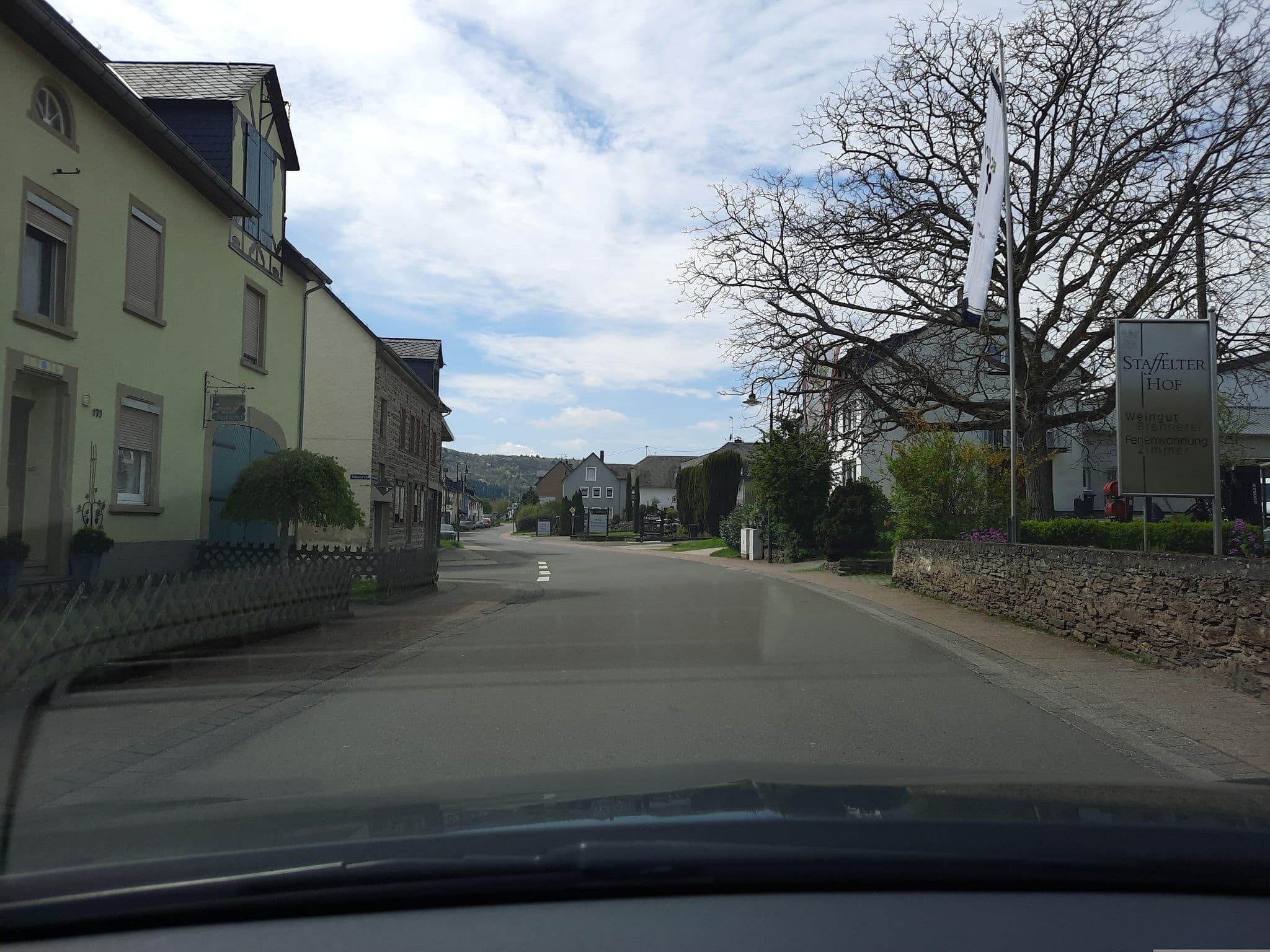 Street view near Staffelter Hof, Kröv — © Lowiekse (CC BY-SA · Mapillary)