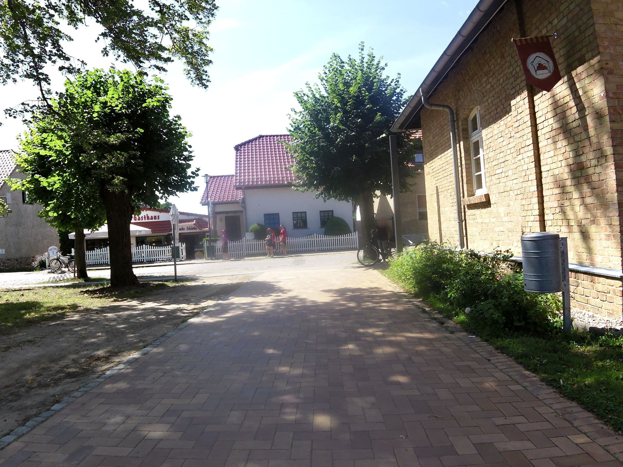 Street view near Weihnachtshaus Himmelpfort, Fürstenberg — © zoegglmeyr (CC BY-SA · Mapillary)