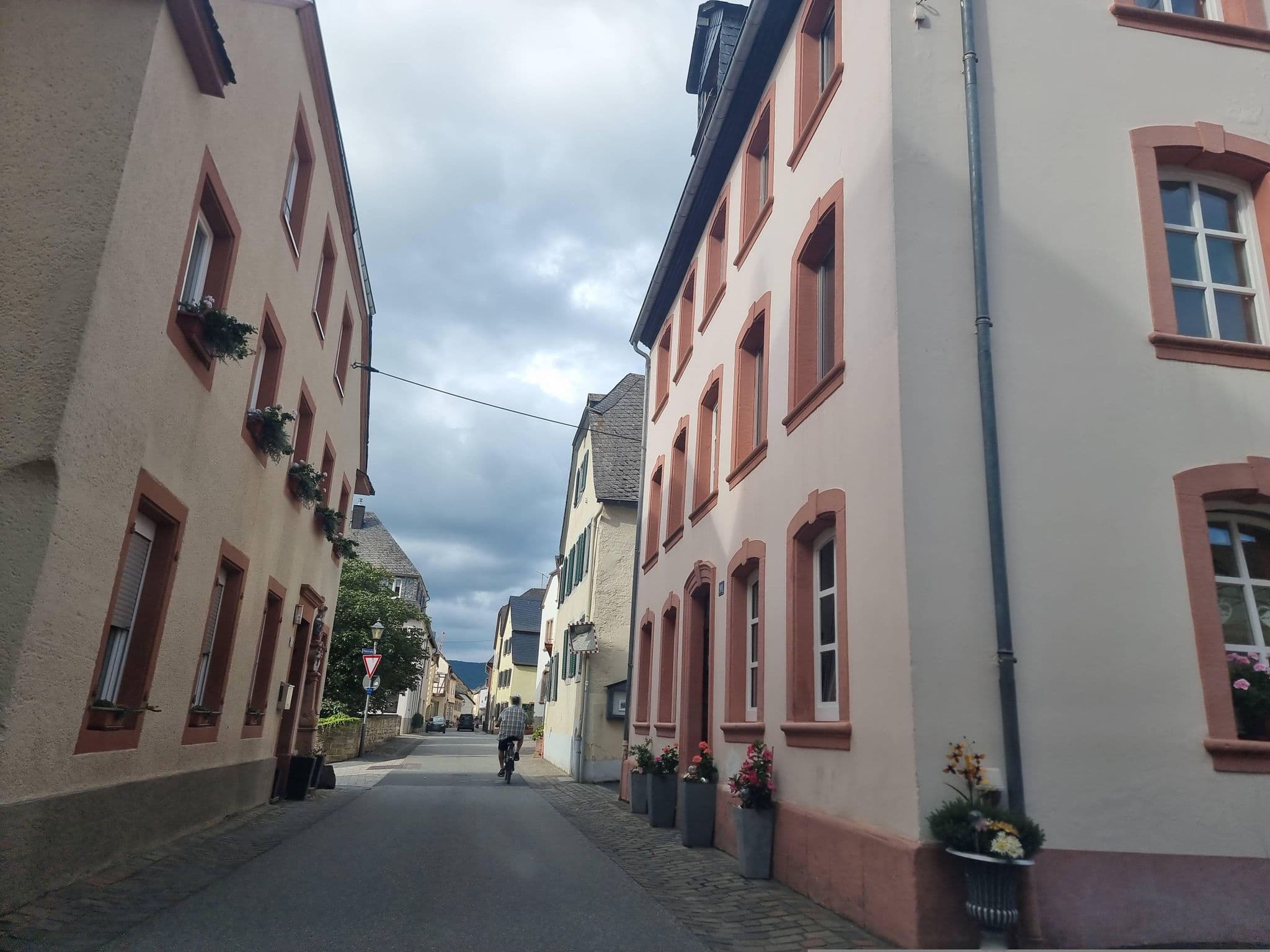 Street view near Hotel am Römerweinschiff, Neumagen-Dhron — © ma_rt_in (CC BY-SA · Mapillary)