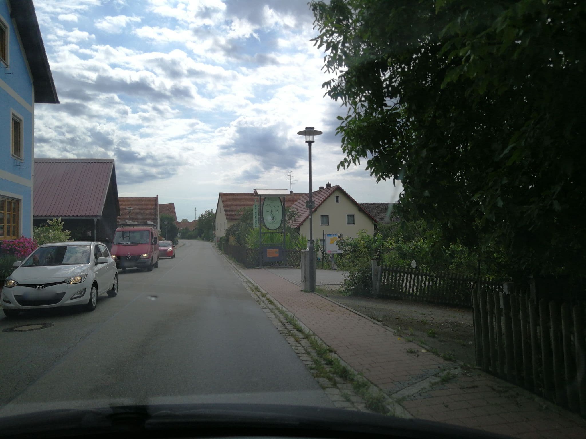 Street view near Pension zum Vogelherd, Wiesent — © raspberry (CC BY-SA · Mapillary)