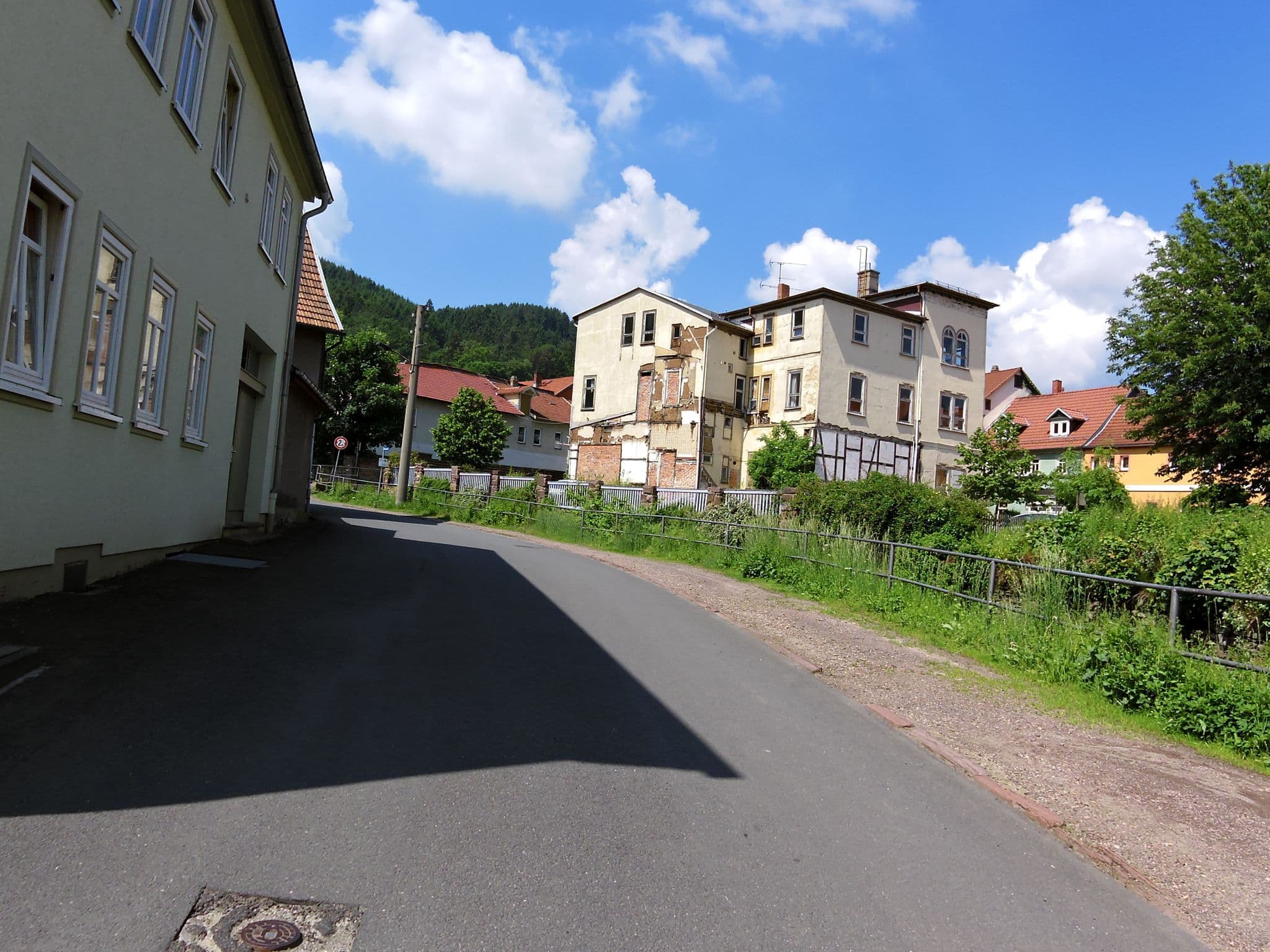 Street view near Hotel am Thüringer KloßTheater, Friedrichroda — © zoegglmeyr (CC BY-SA · Mapillary)