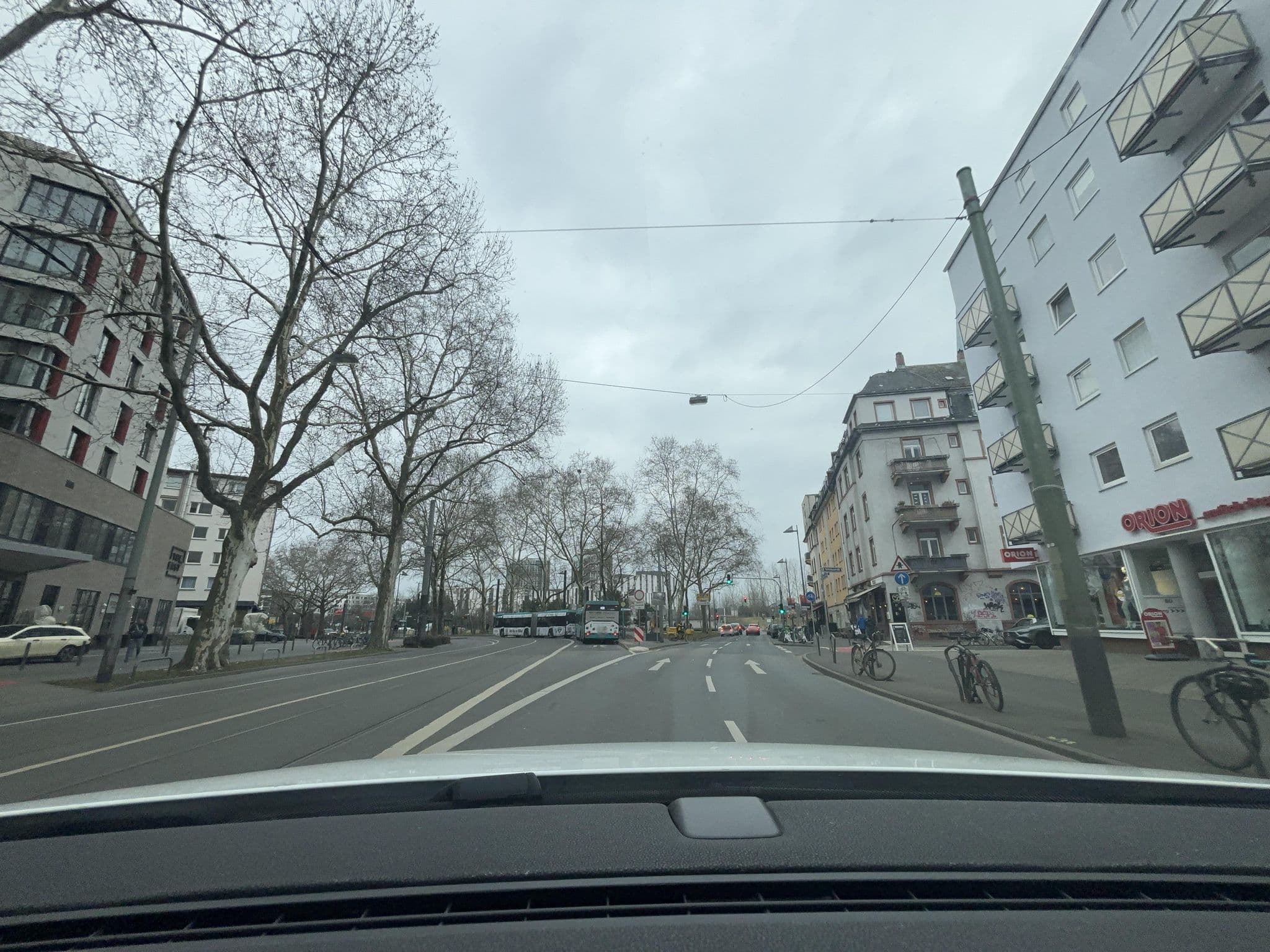 Street view near INNSIDE Frankfurt Ostend, Frankfurt am Main — © luisa-ew (CC BY-SA · Mapillary)