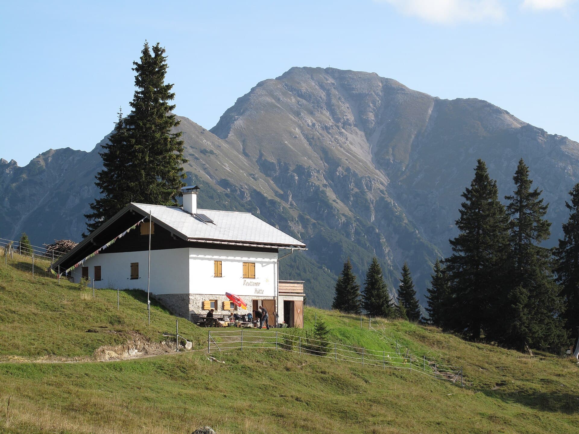 Reuttener Hütte (via Wikimedia Commons, CC BY 3.0)