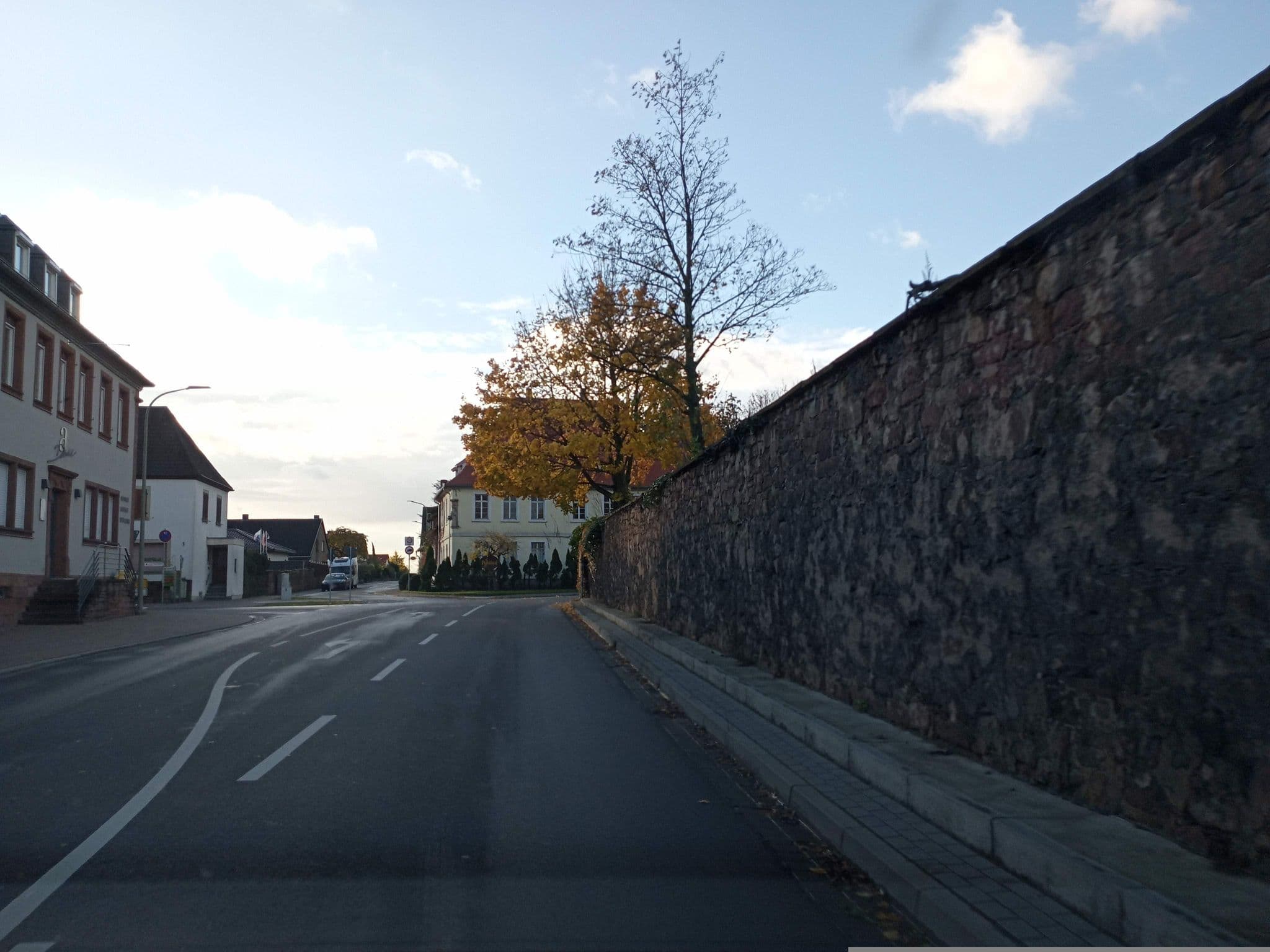 Street view near Hotel • Restaurant Wein-Castell, Edesheim — © atze02 (CC BY-SA · Mapillary)