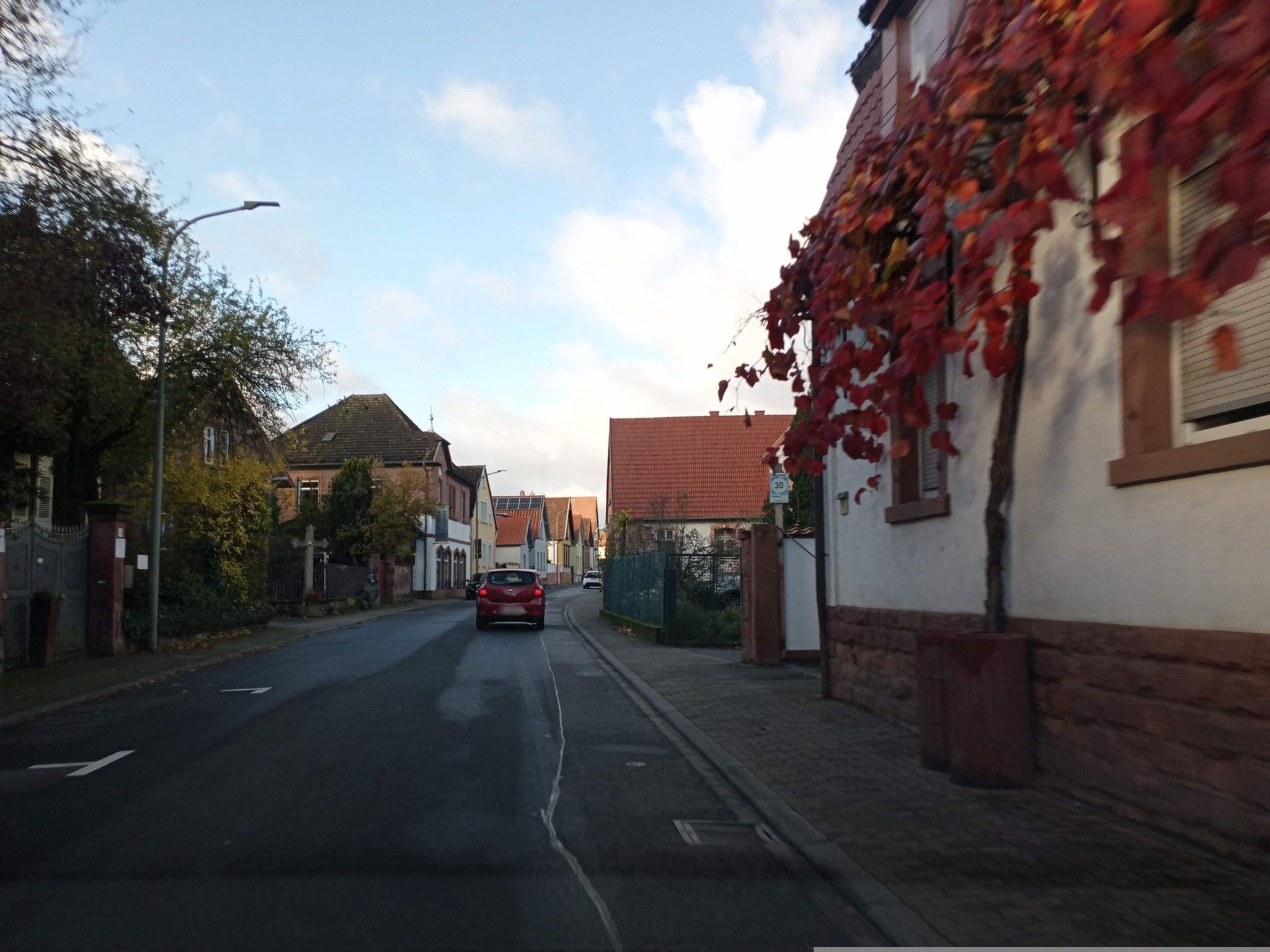 Street view near Gästehaus Weingut Bourdy, Edesheim — © atze02 (CC BY-SA · Mapillary)