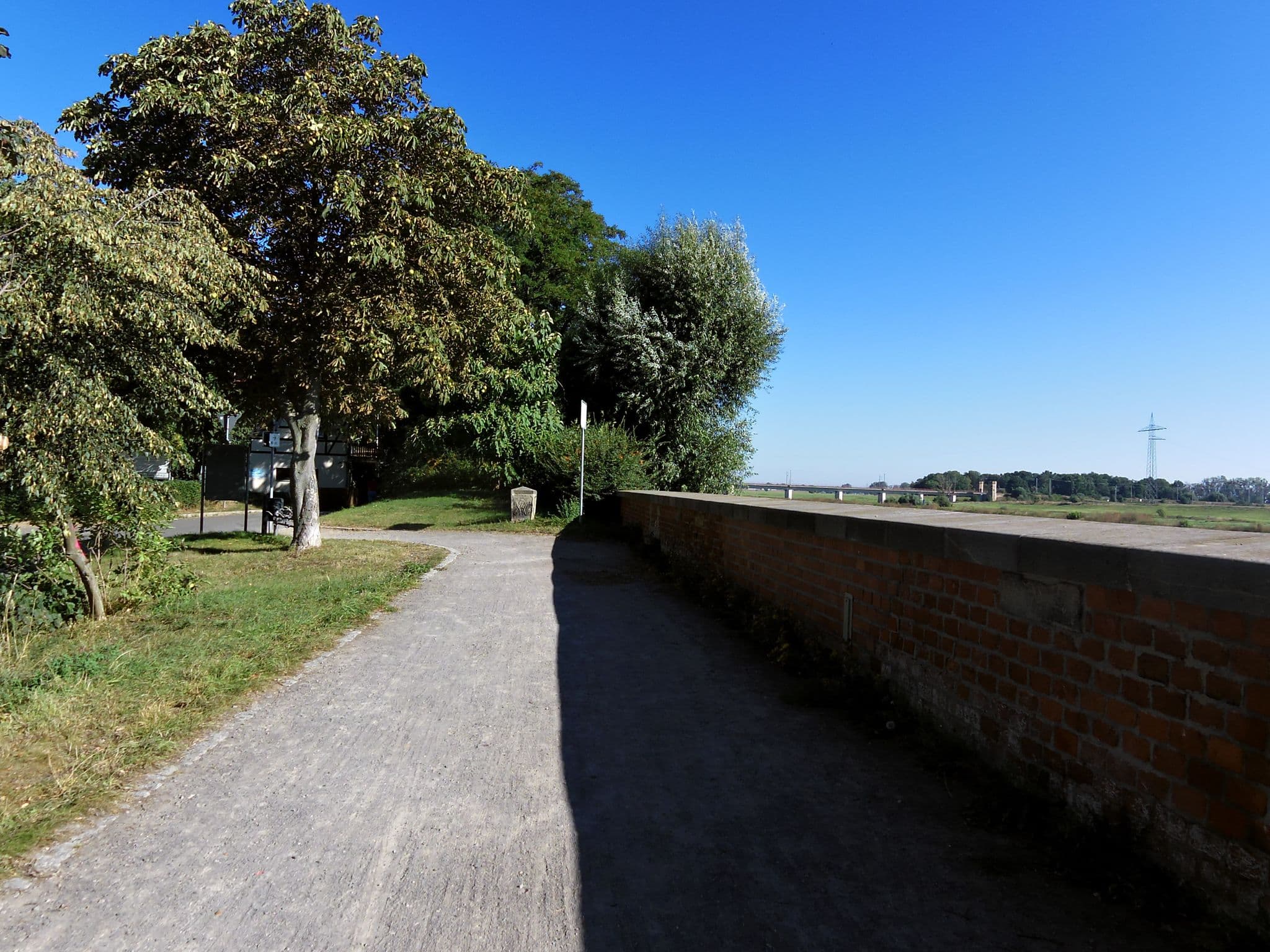 Street view near Caravanstellplatz auf dem Elbeparkplatz P4, Torgau — © zoegglmeyr (CC BY-SA · Mapillary)