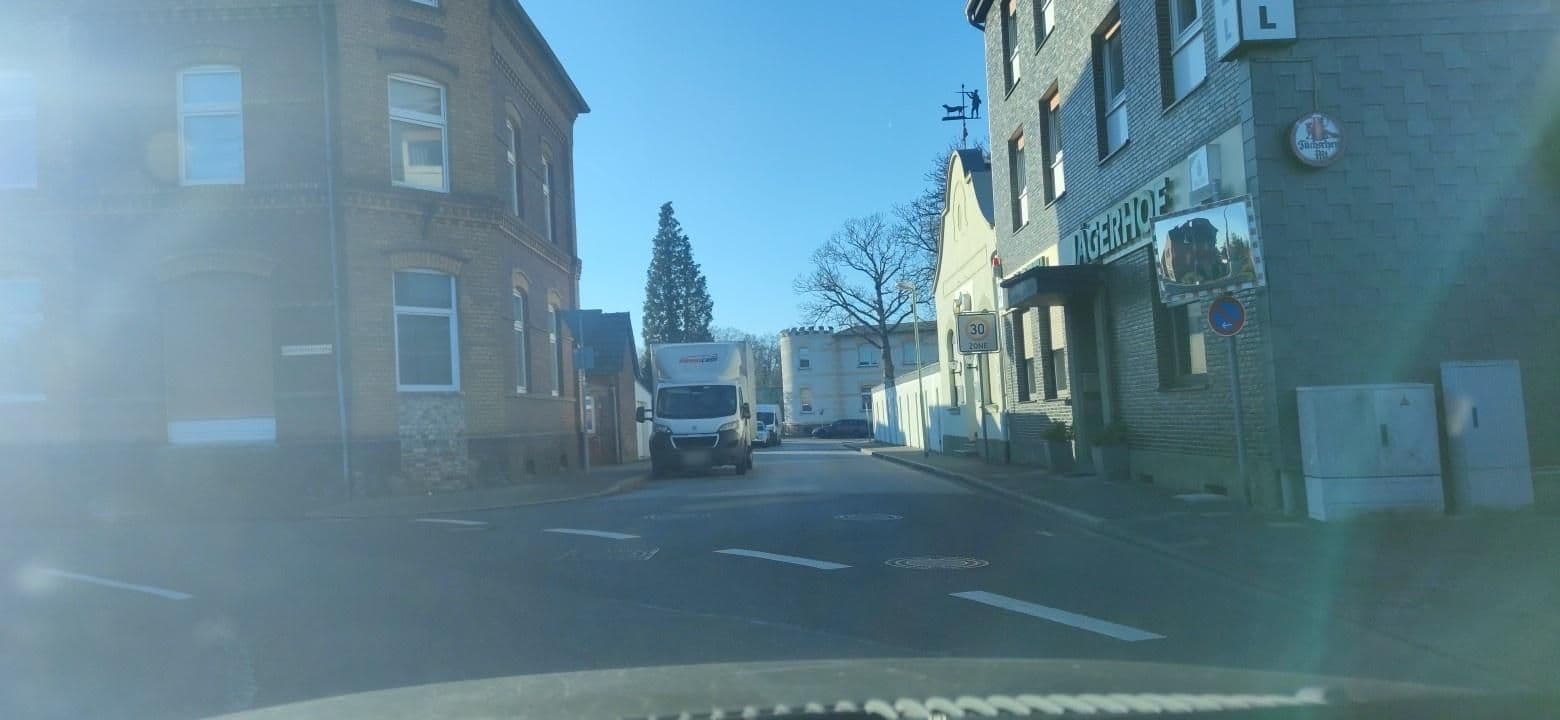 Street view near Hotel Jägerhof, Ratingen — © hiwi234 (CC BY-SA · Mapillary)