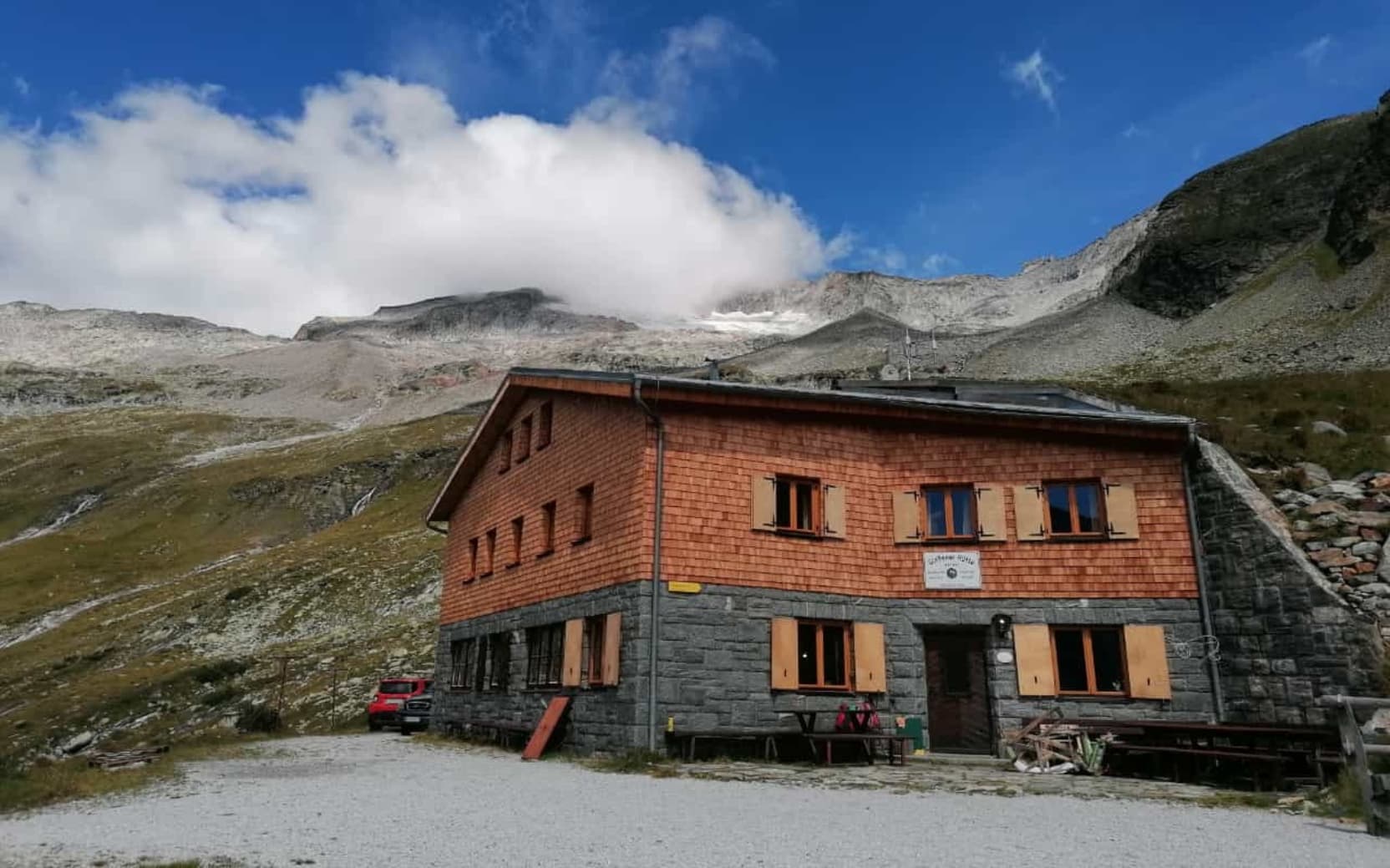 Gießener Hütte (via Wikimedia Commons, CC BY 4.0)